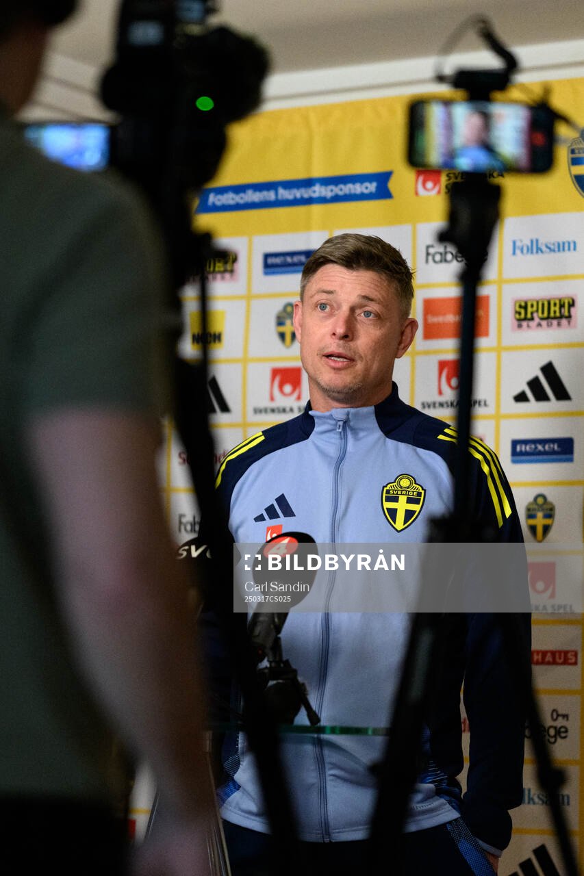 Head coach Jon Dahl Tomasson of the Swedish men's national