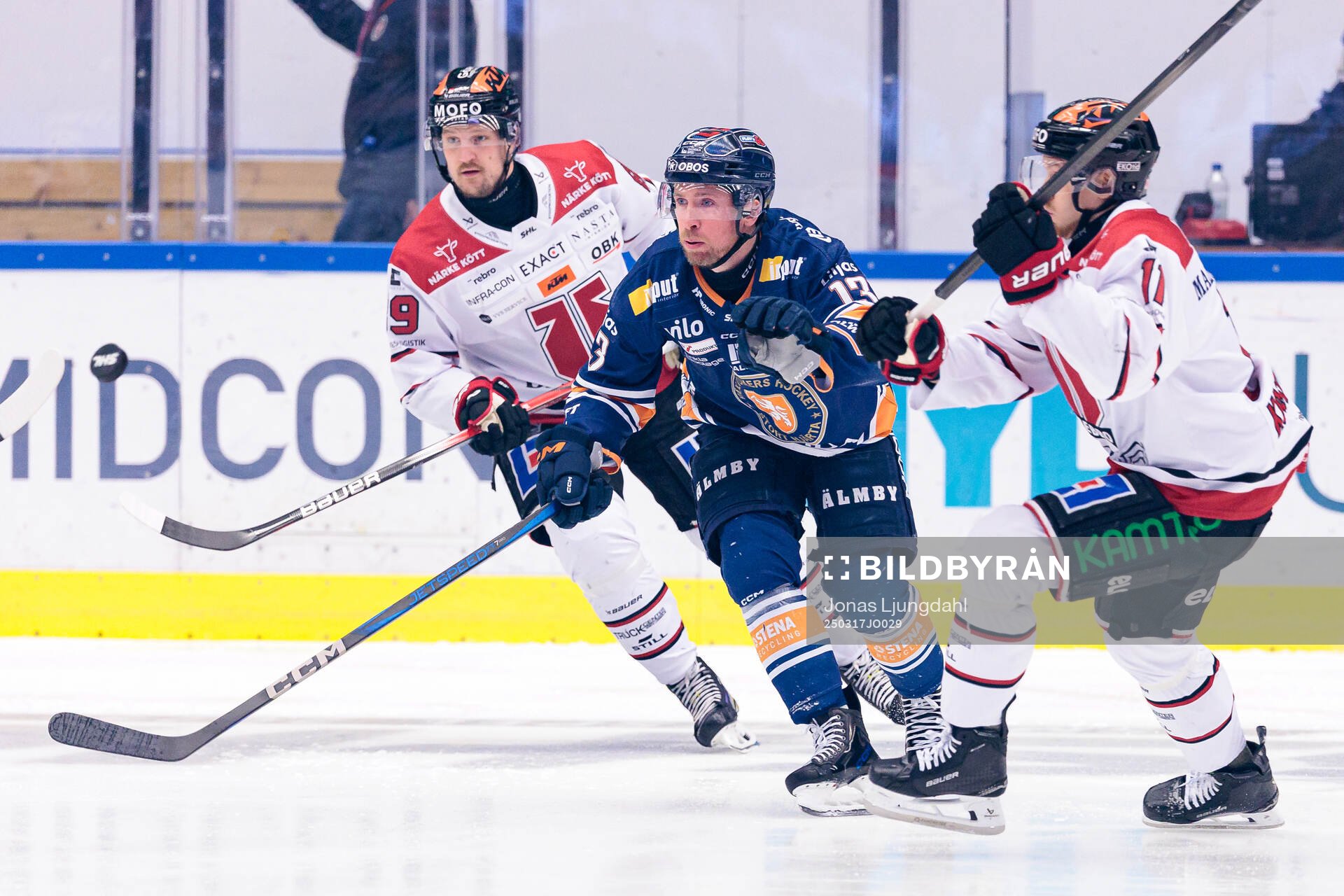 Växjös Dylan McLaughlin mellan Örebros Patrik Karlkvist