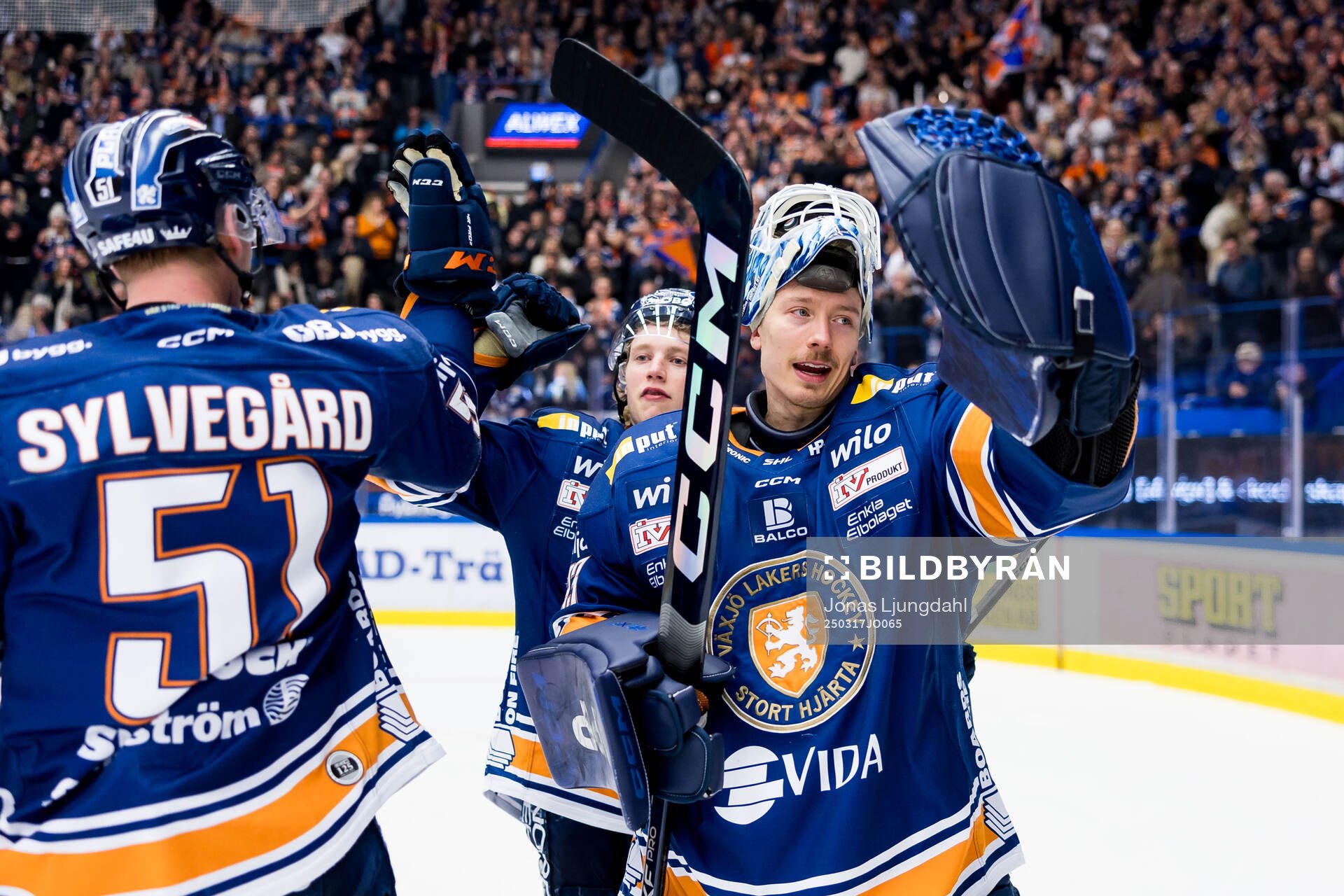 Växjös Karl Henriksson och målvakt Emil Larmi jublar