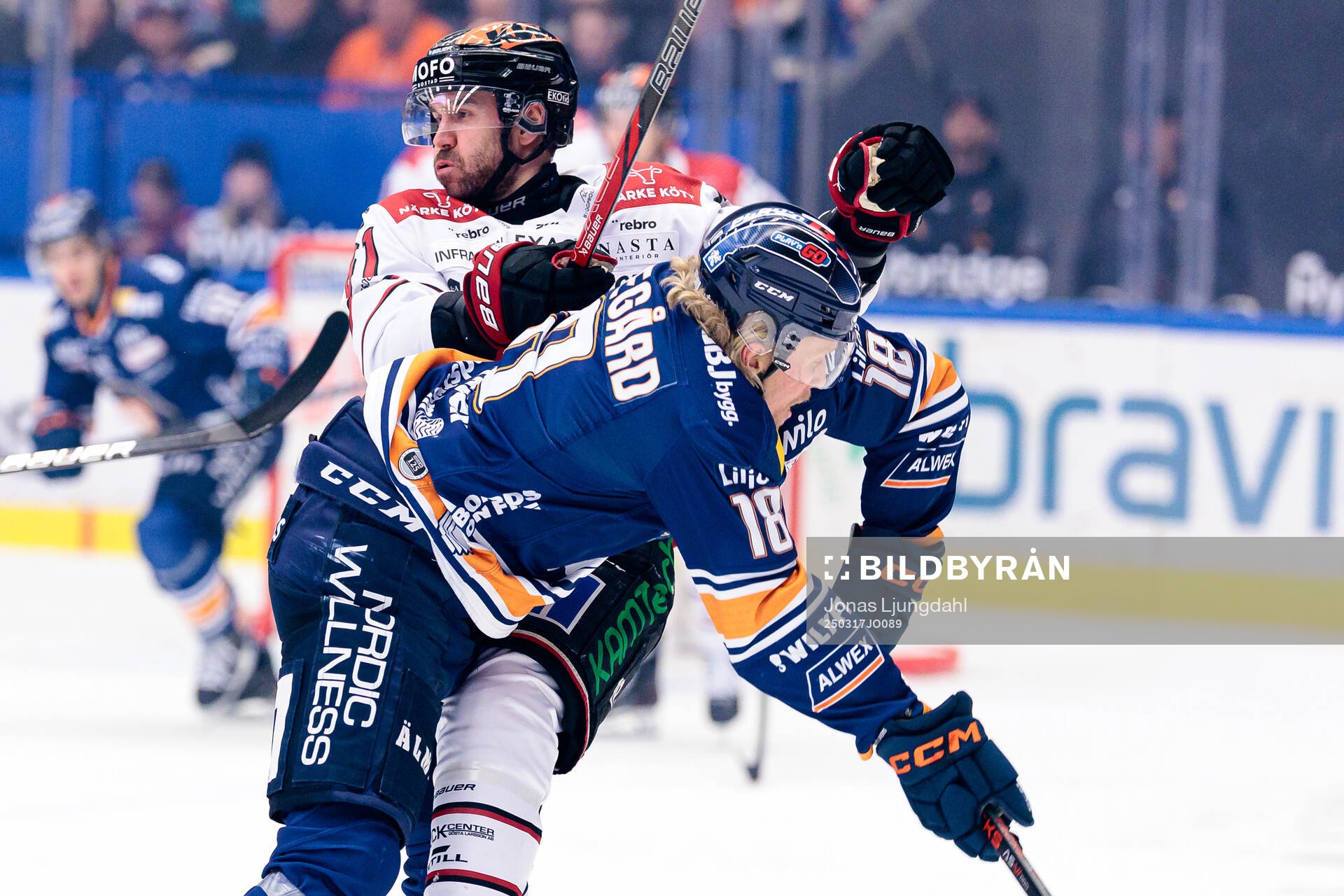 Växjös Marcus Sylvegård tacklar Örebros Ludvig Larsson