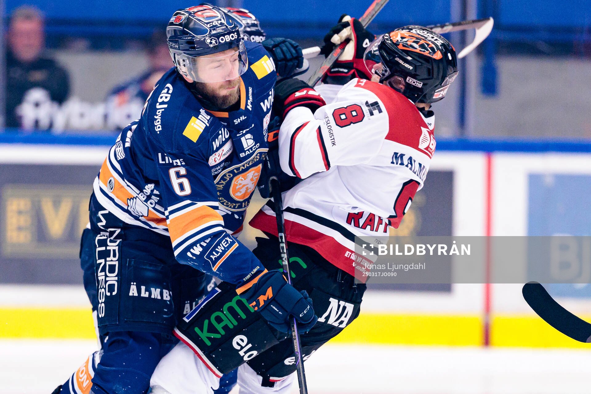 Växjös Petter Granberg tacklar Örebros Ruben Rafkin