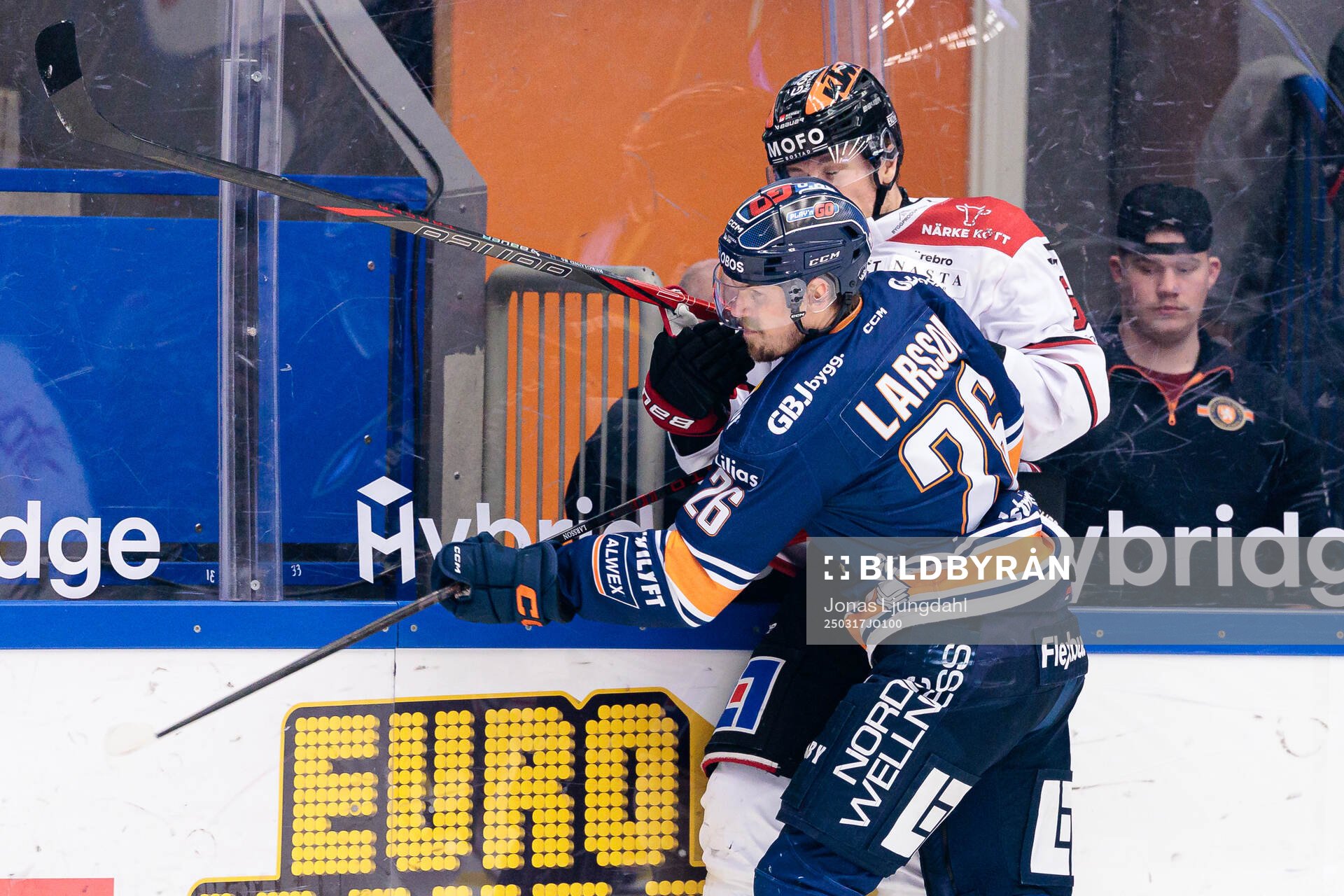 Växjös Emil Larsson tacklar Örebros Gustav Backström