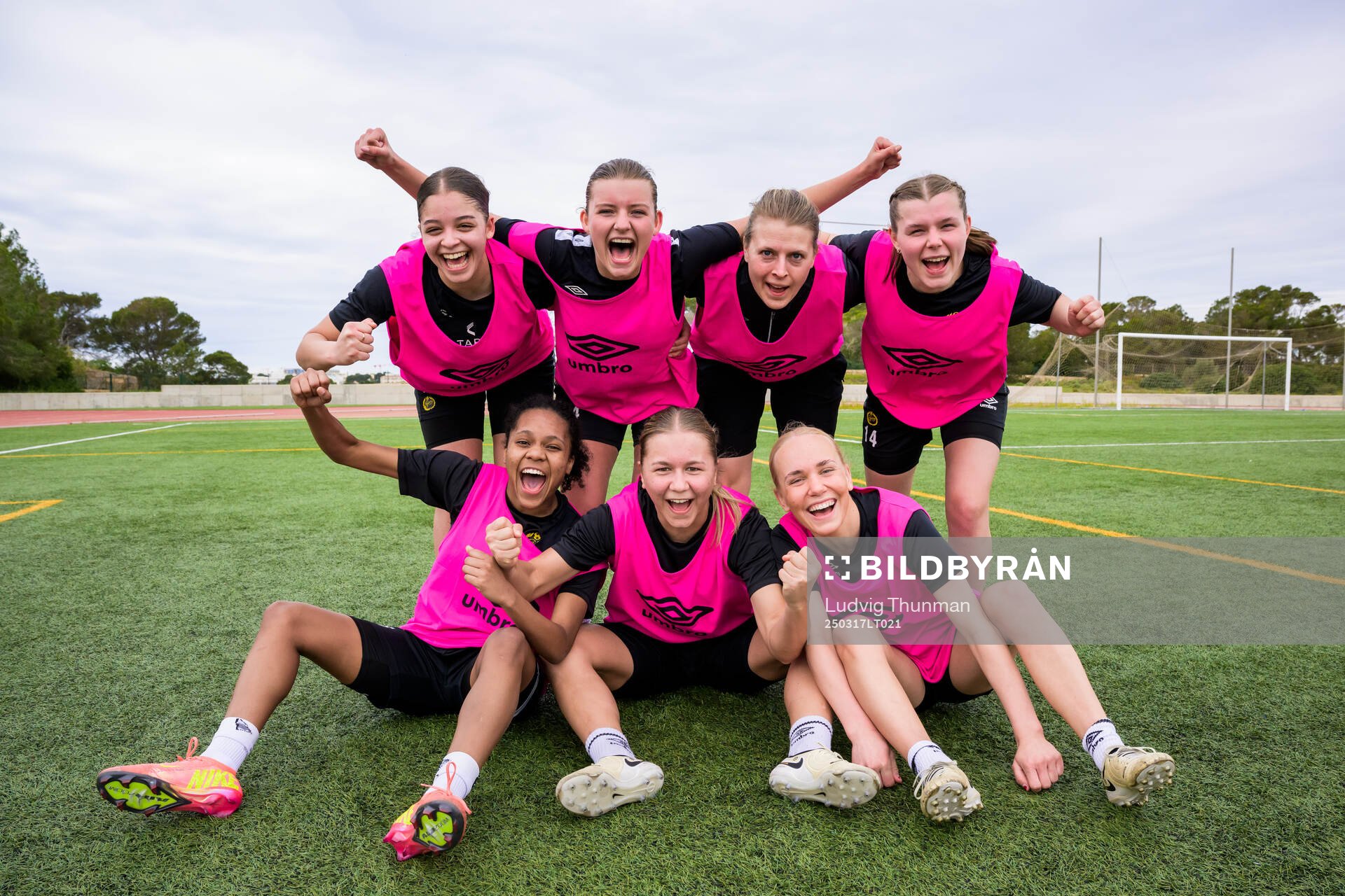 Jennifer Brinck, Alice Broman, fotbollsansvarig Jenny Holm, Elin Flakberg, Vanessa Lopez, Alice Broman och Tea Skoglund poserar för en gruppbild efter en träning med Elfsborg den 17 mars 2025 i Colonia de Sant Jordi.