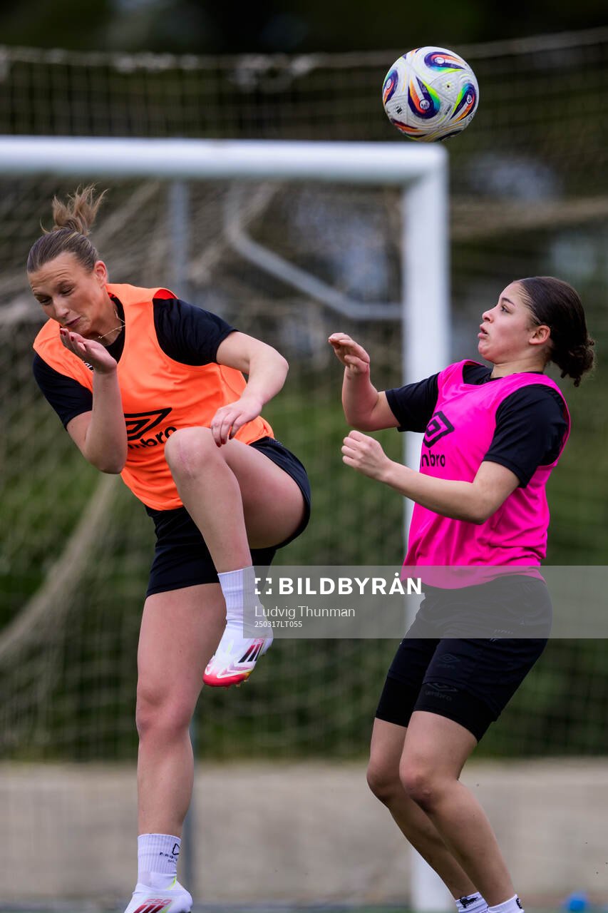 Selma Berggren och Jennifer Brinck under en träning med Elfsborg den 17 mars 2025 i Colonia de Sant Jordi. 