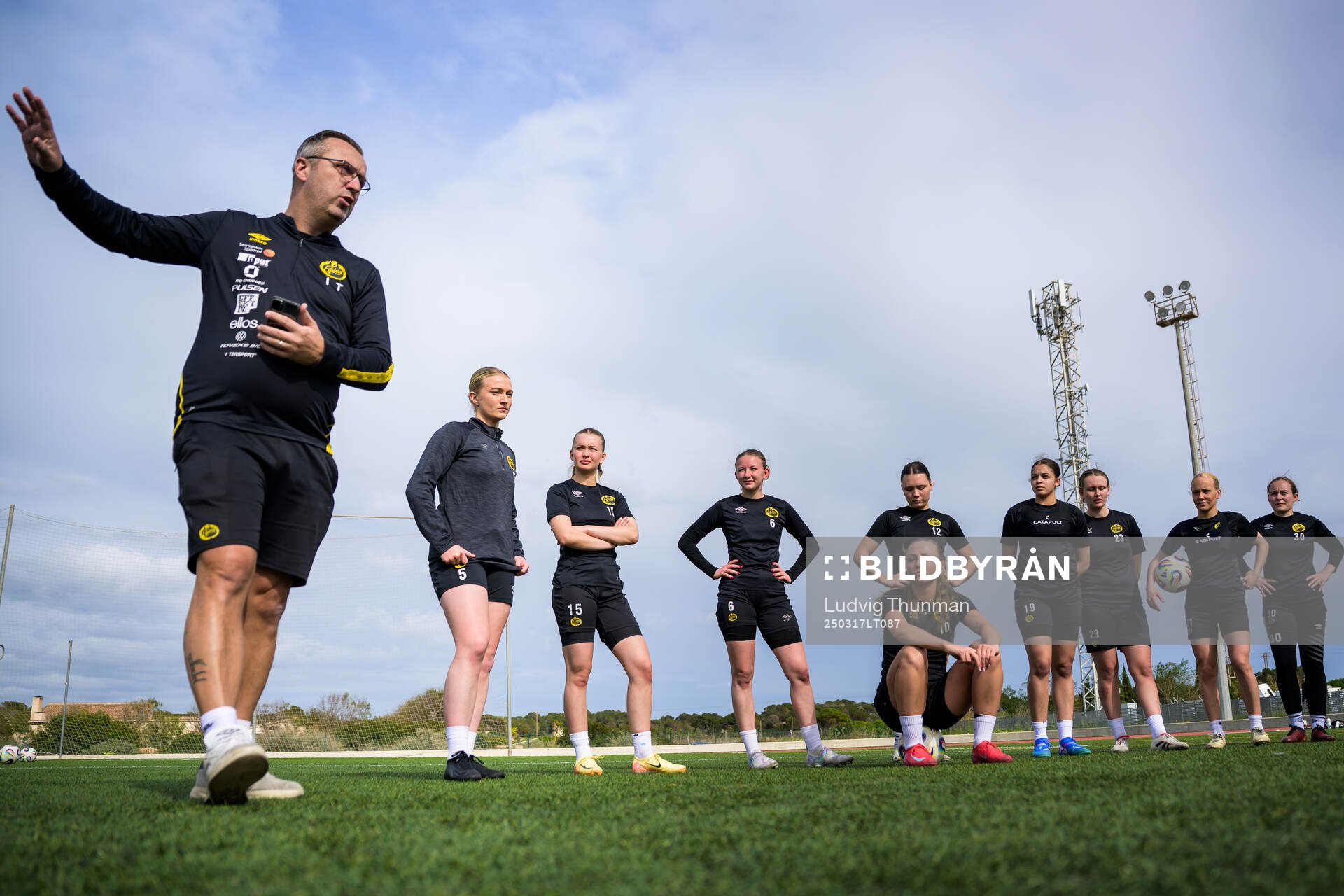 Spelarna samlas runt tränare Ismet Tursic under en träning med Elfsborg den 17 mars 2025 i Colonia de Sant Jordi. 