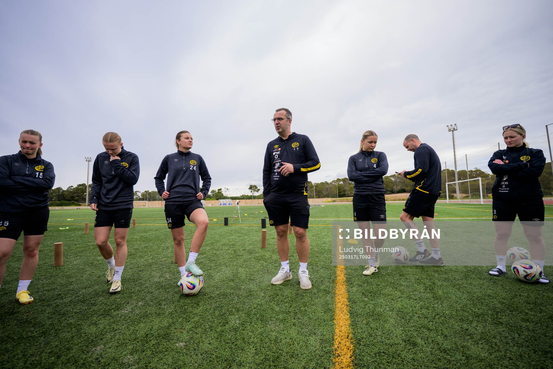 Spelarna samlas runt tränare Ismet Tursic