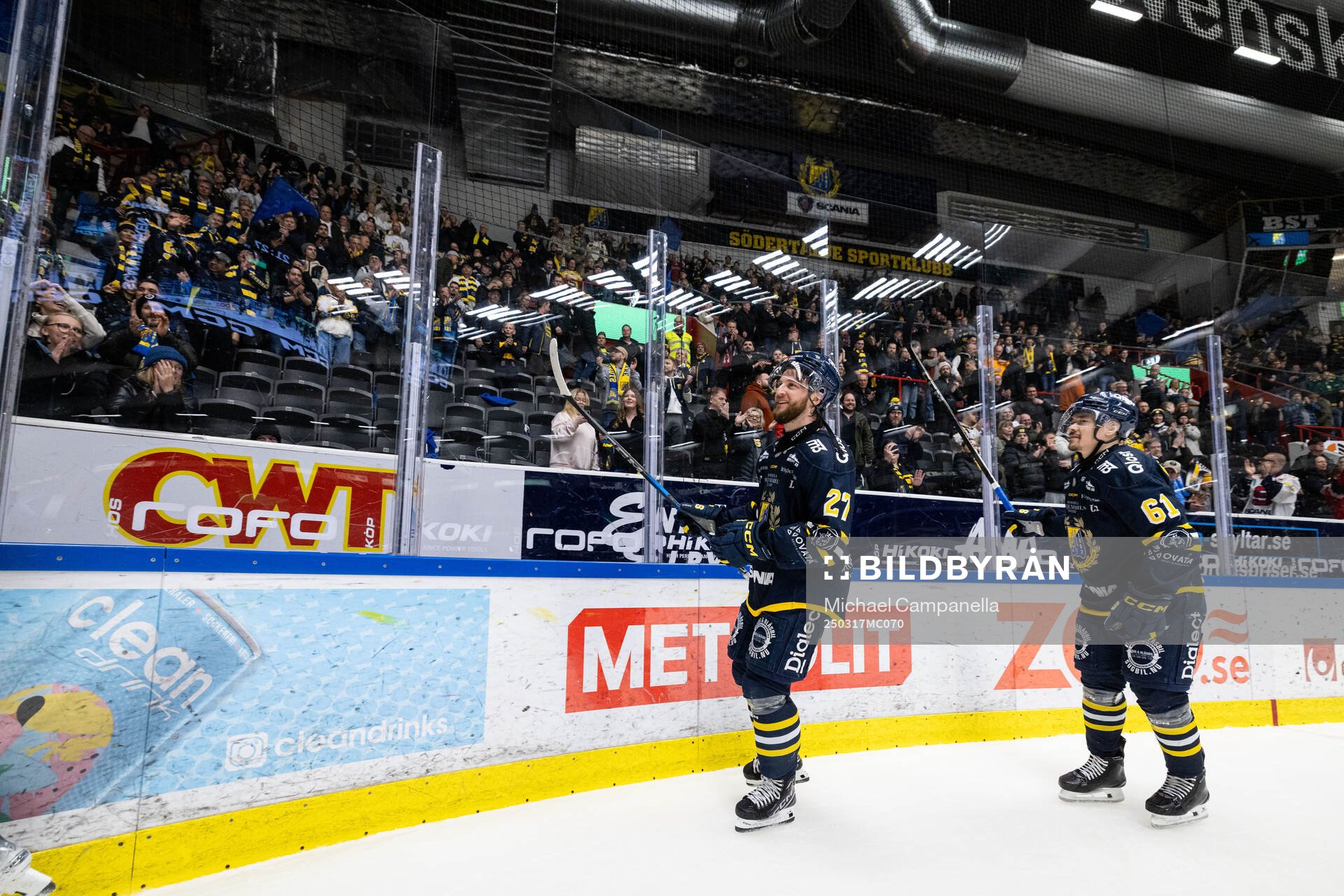 Södertäljes Nolan Stevens och Miikka Pitkänen tackar