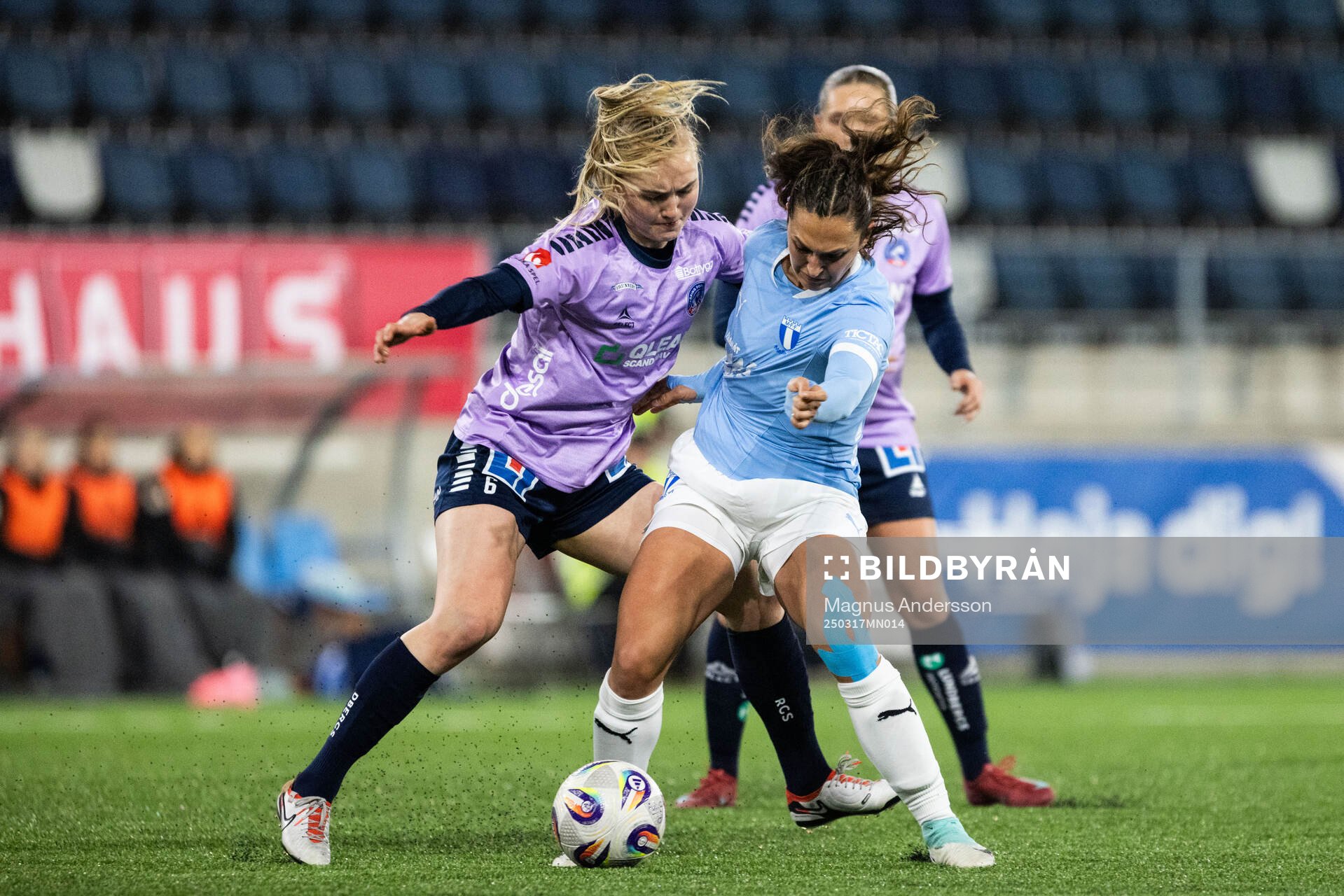 Linköpings Noor Hoelsbrekken Eckhoff och Malmö FFs Isabella DCAquila under fotbollsmatchen i Svenska Cupen mellan Linköping och Malmö FF den 17 mars 2025 i Linköping.