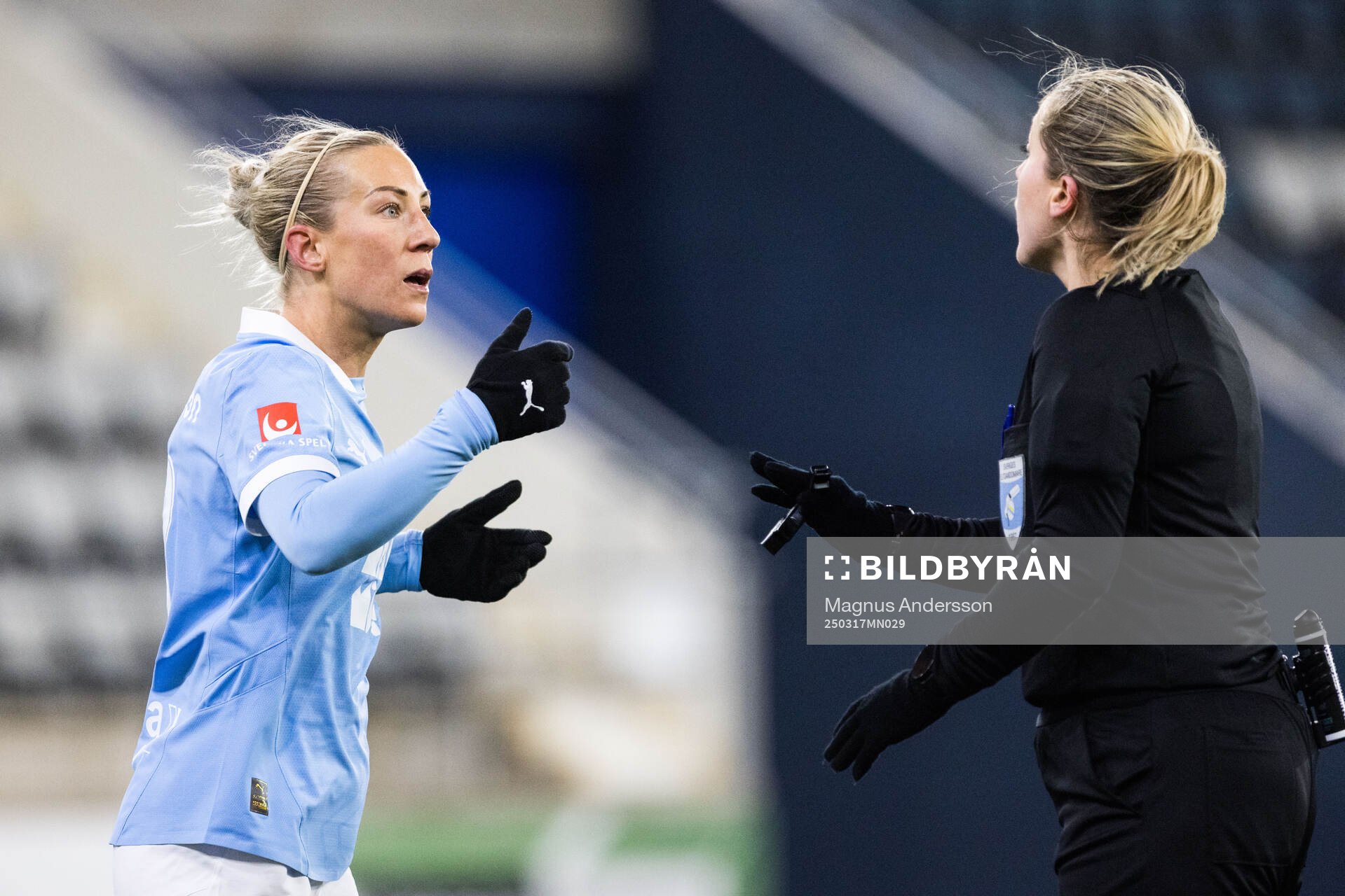 Malmö FFs Mia Persson reagerar mot domare Cecilia Ekwall