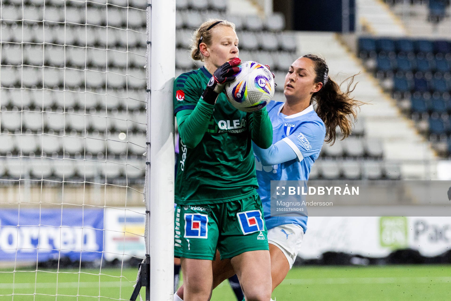 Linköpings målvakt Cajsa Andersson och Malmö FFs Isabella DCAquila under fotbollsmatchen i Svenska Cupen mellan Linköping och Malmö FF den 17 mars 2025 i Linköping.