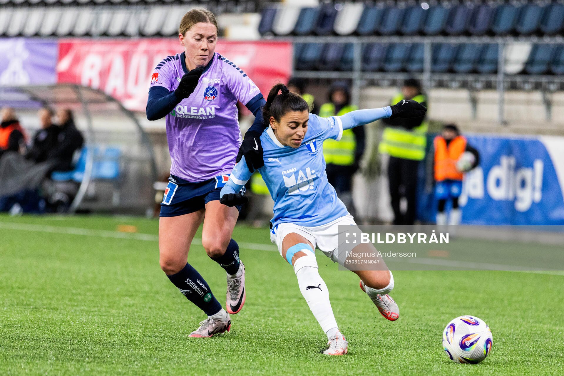 Linköpings Polly Doran och Malmö FFs Ines Belloumou under fotbollsmatchen i Svenska Cupen mellan Linköping och Malmö FF den 17 mars 2025 i Linköping.