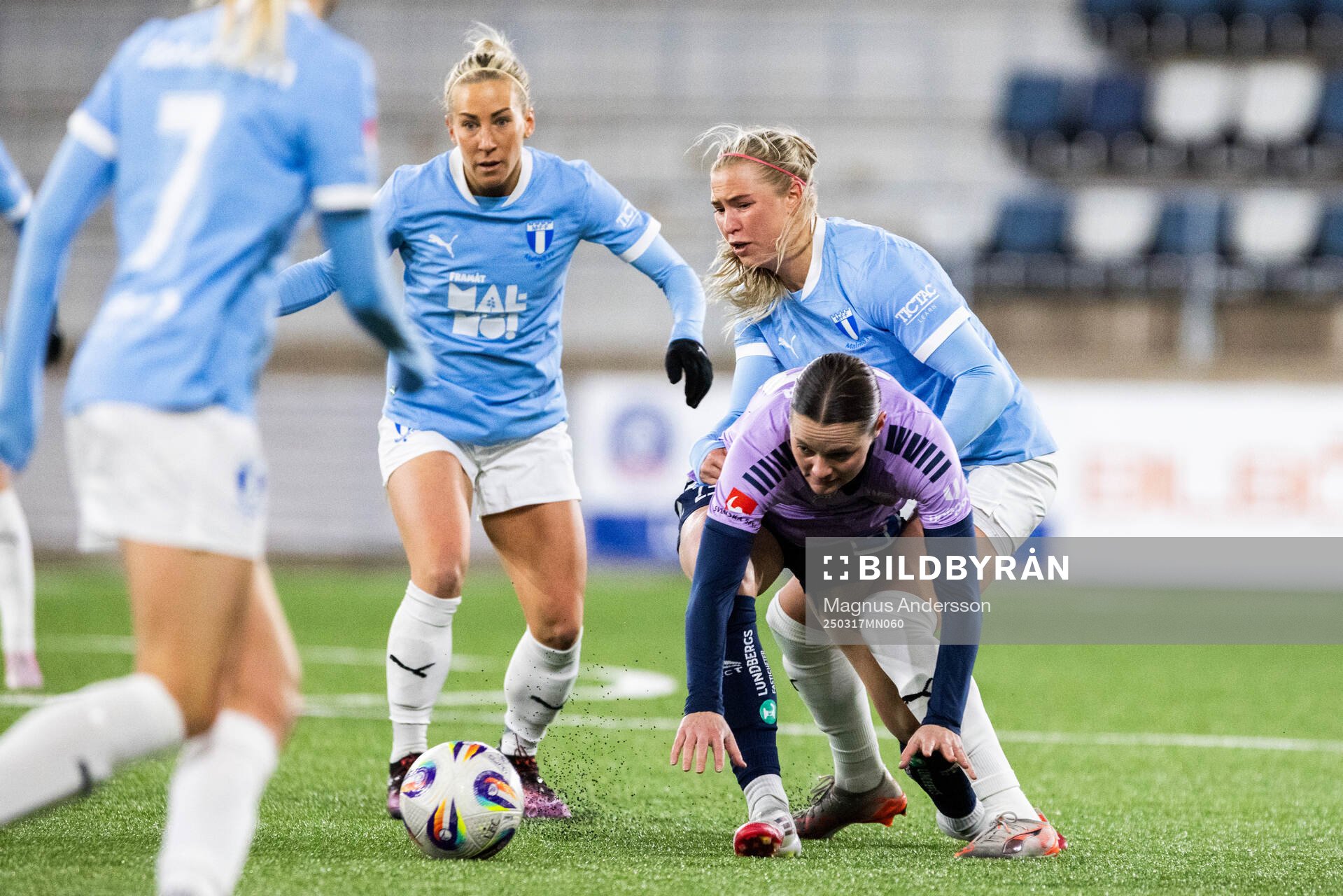 Malmö FFs Mia Persson och Ellen Löfqvist mot Linköpings