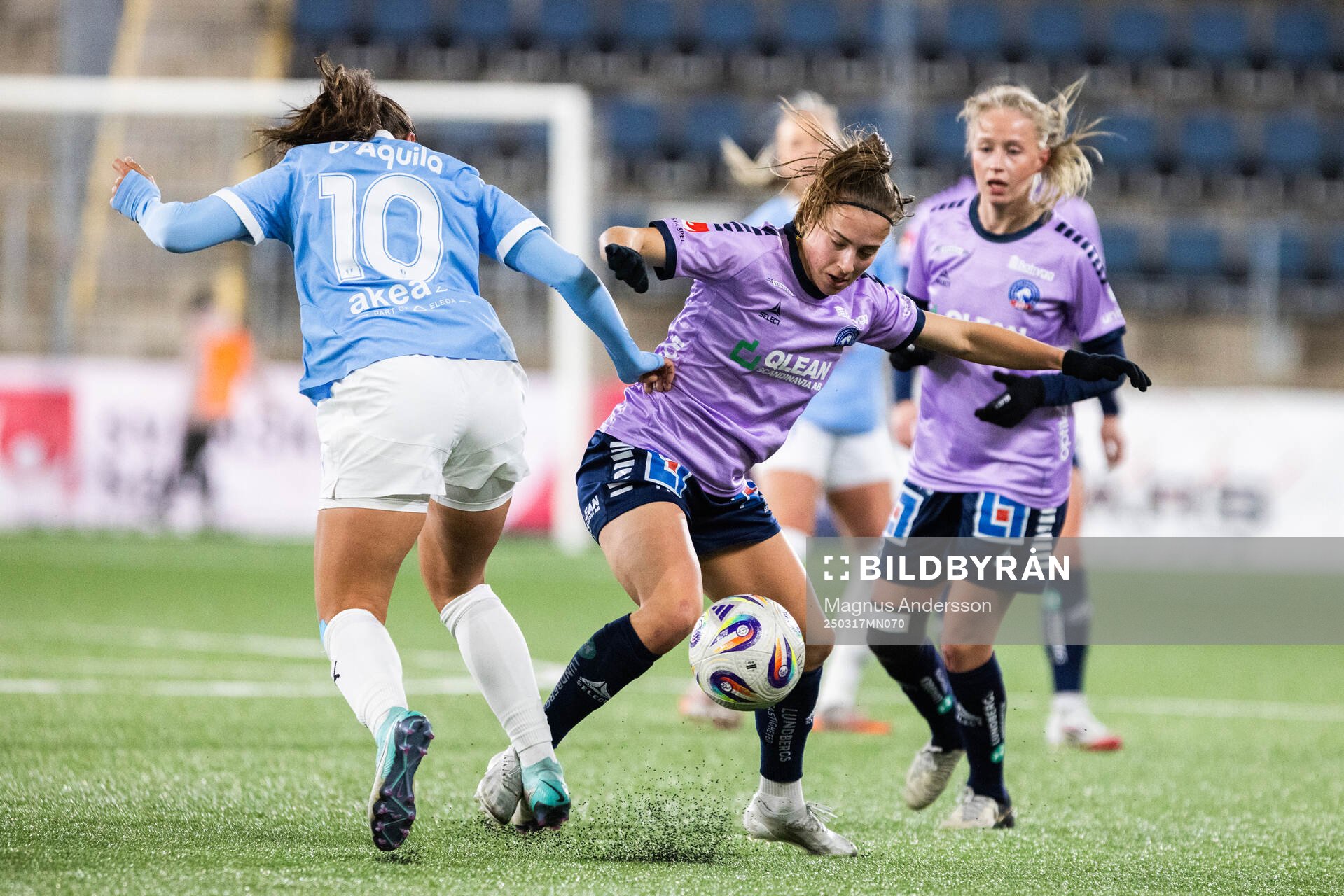 Malmö FFs Isabella DCAquila och Linköpings Vilma Emilia Koivisto under fotbollsmatchen i Svenska Cupen mellan Linköping och Malmö FF den 17 mars 2025 i Linköping.