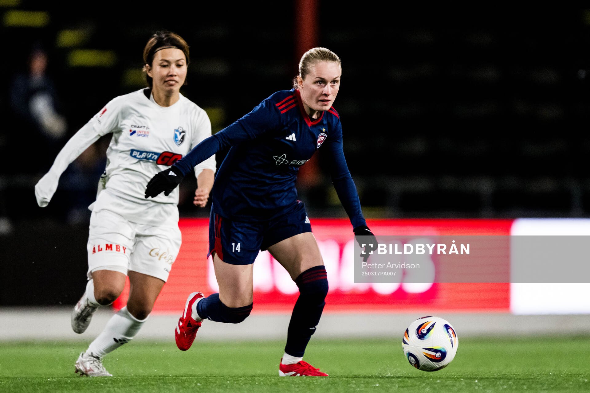 Växjö DFFs Suzu Amano och Rosengårds Emilia Larsson