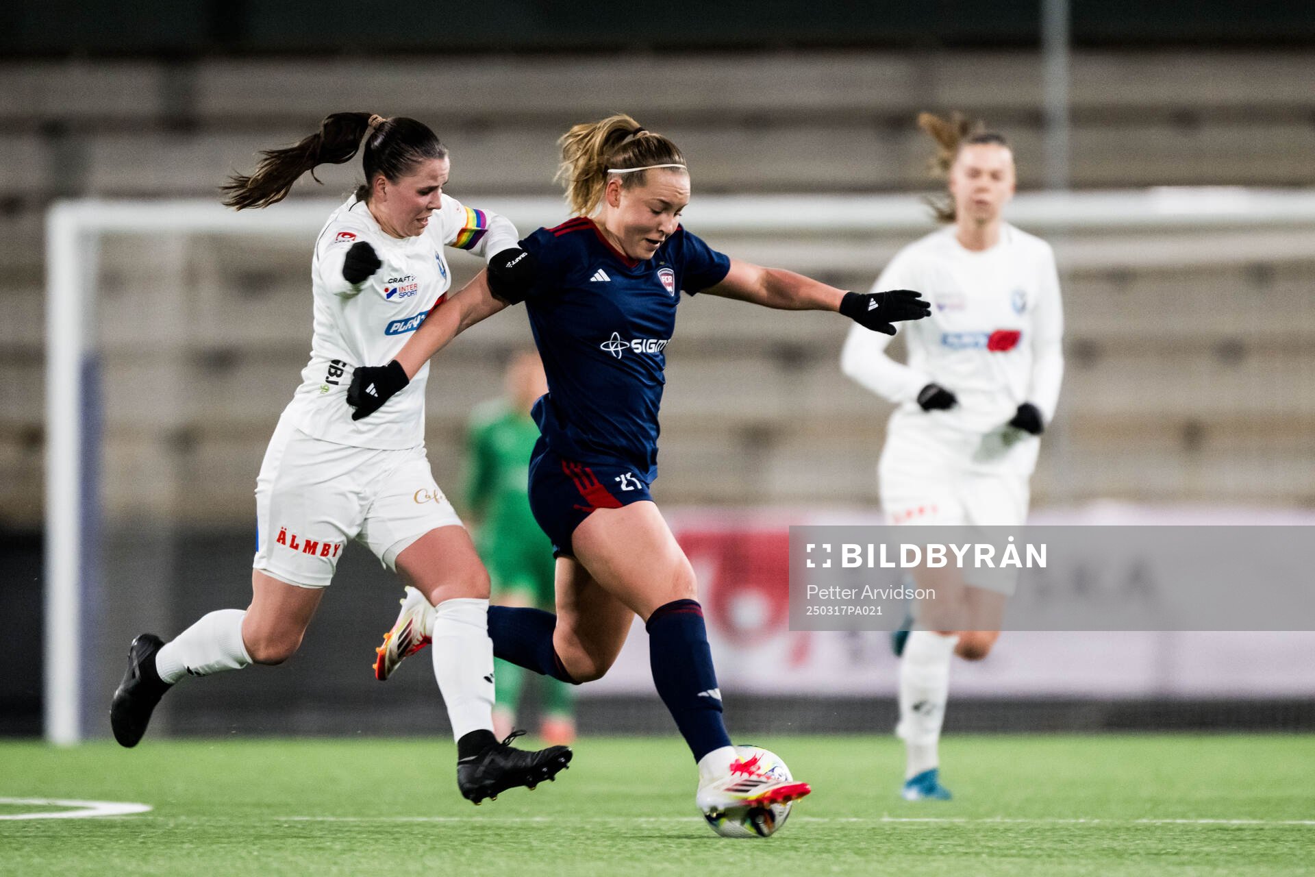 Växjö DFFs Josefin Harrysson och Rosengårds Oona Sevenius