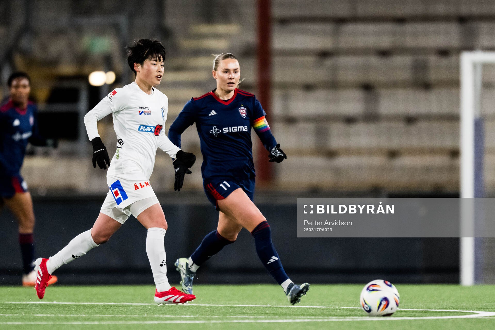 Växjö DFFs Suzu Amano och Rosengårds Emma Jansson