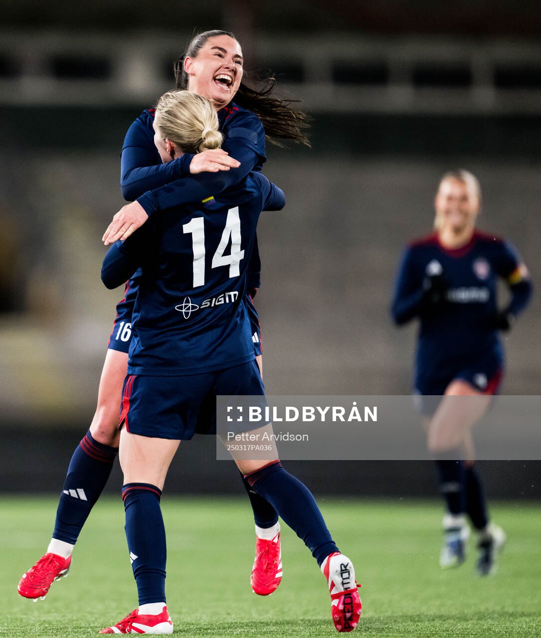Rosengårds Emilia Larsson och Emilia Pelgander jublar