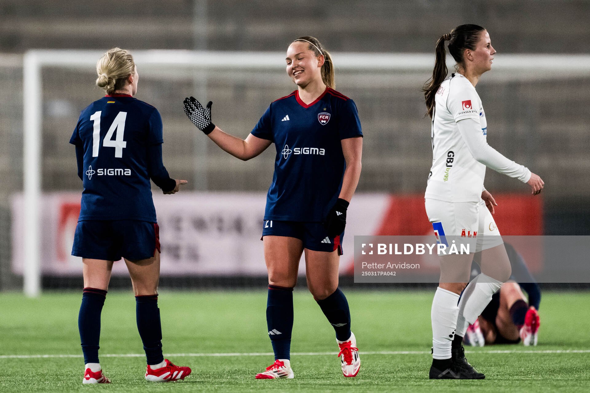 Rosengårds Emilia Larsson och Oona Sevenius jublar och