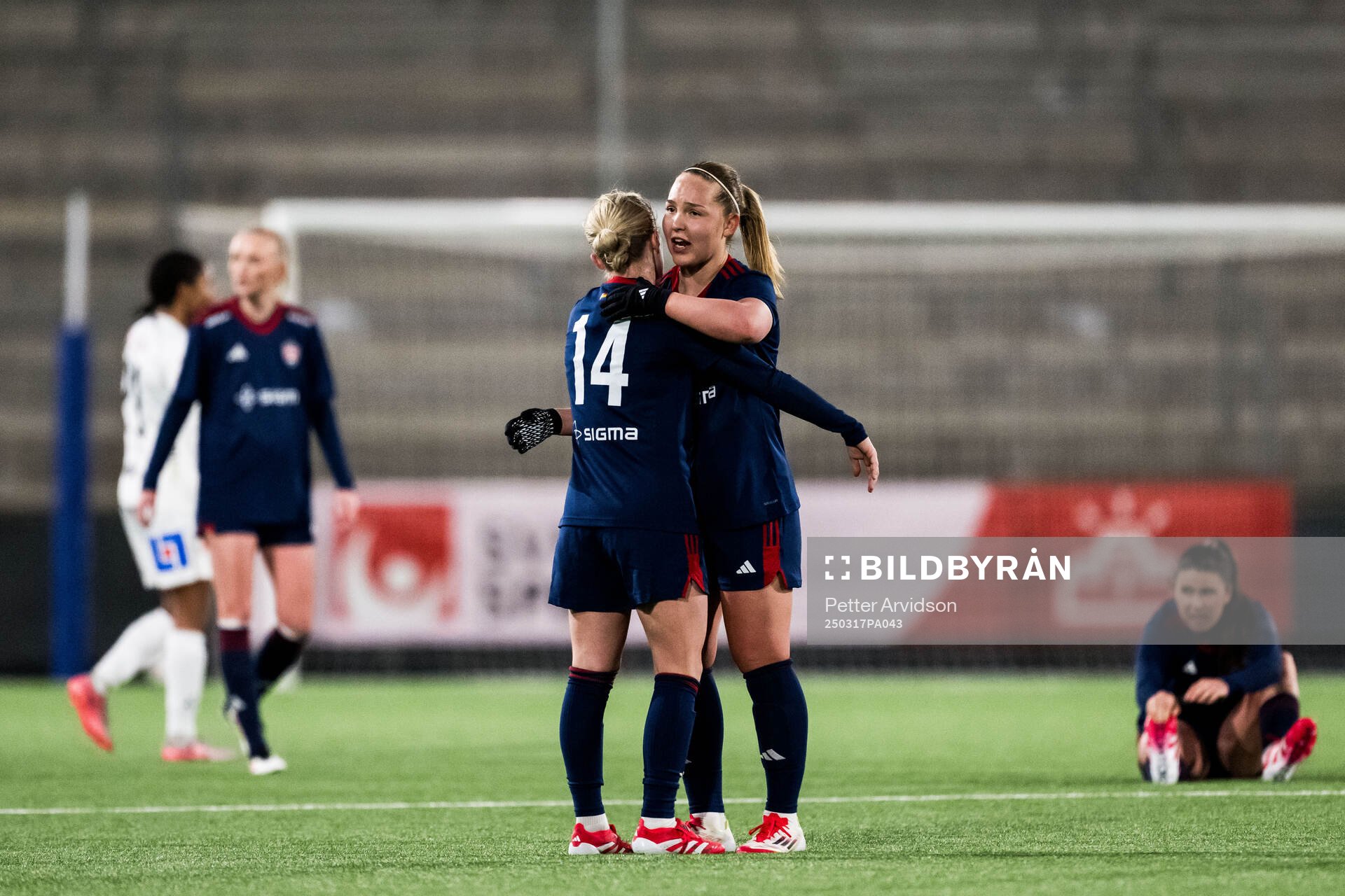 Rosengårds Emilia Larsson och Oona Sevenius jublar