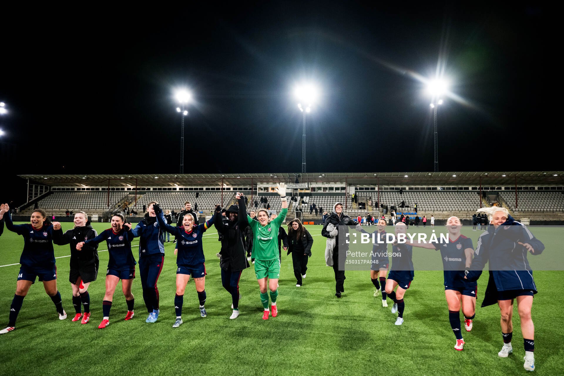 Rosengårds spelare jublar efter fotbollsmatchen i Svenska Cupen mellan Rosengård och Växjö den 17 mars 2025 i Malmö. 