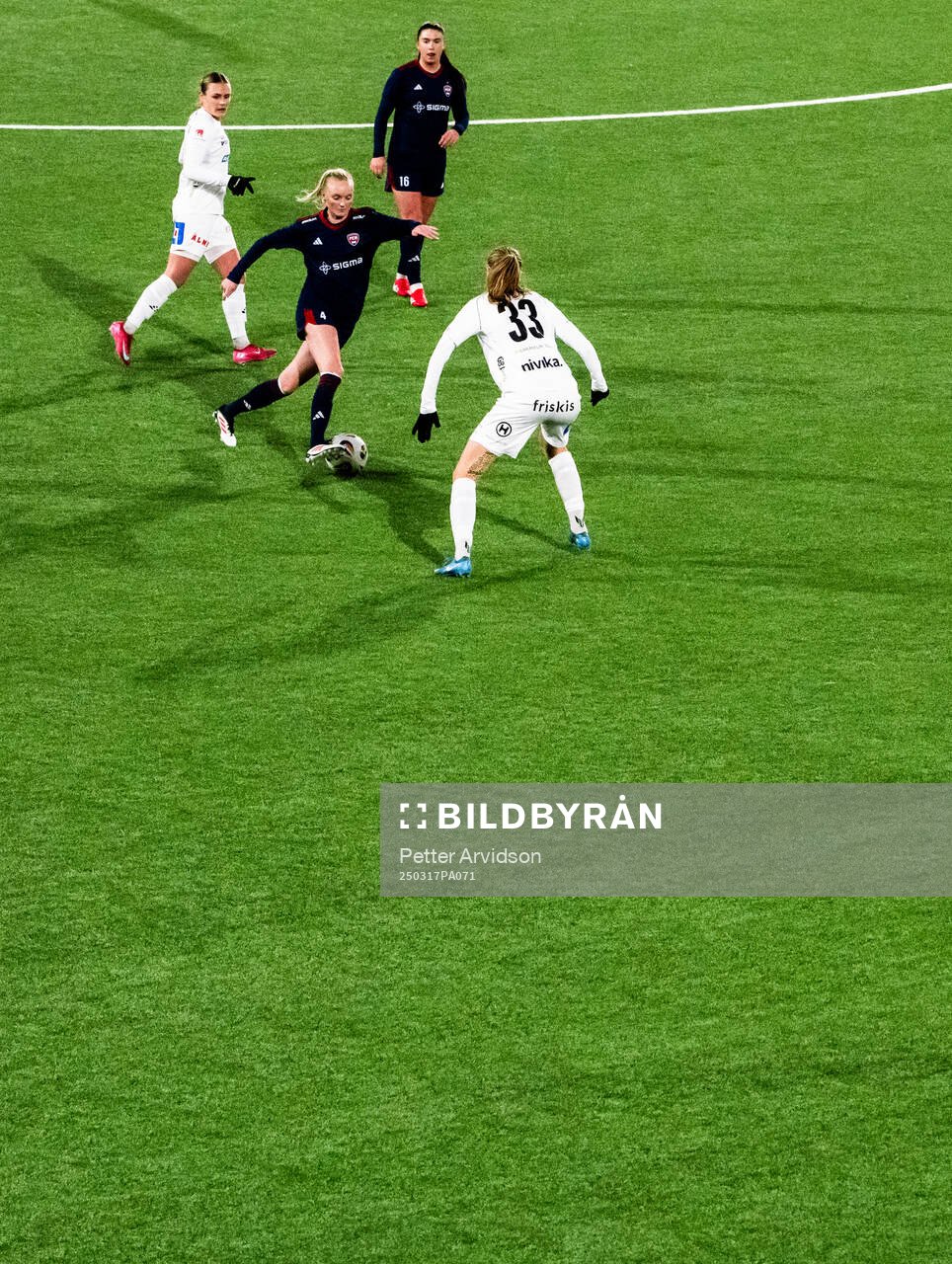 Rosengårds Emma Pennsäter mot Växjö DFFs Elin Nilsson