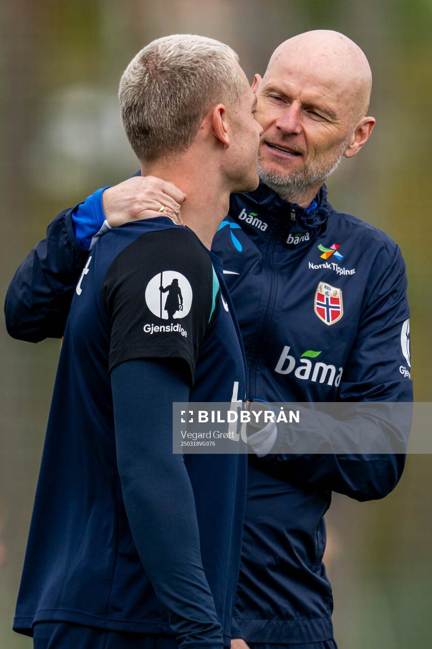 Julian Ryerson and Ståle Solbakken, head coach of the