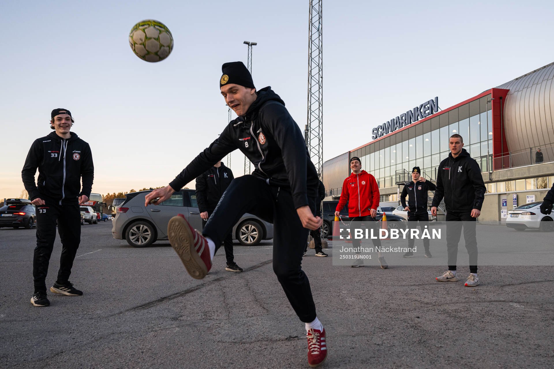 Kalmars spelare värmer upp med fotboll utanför