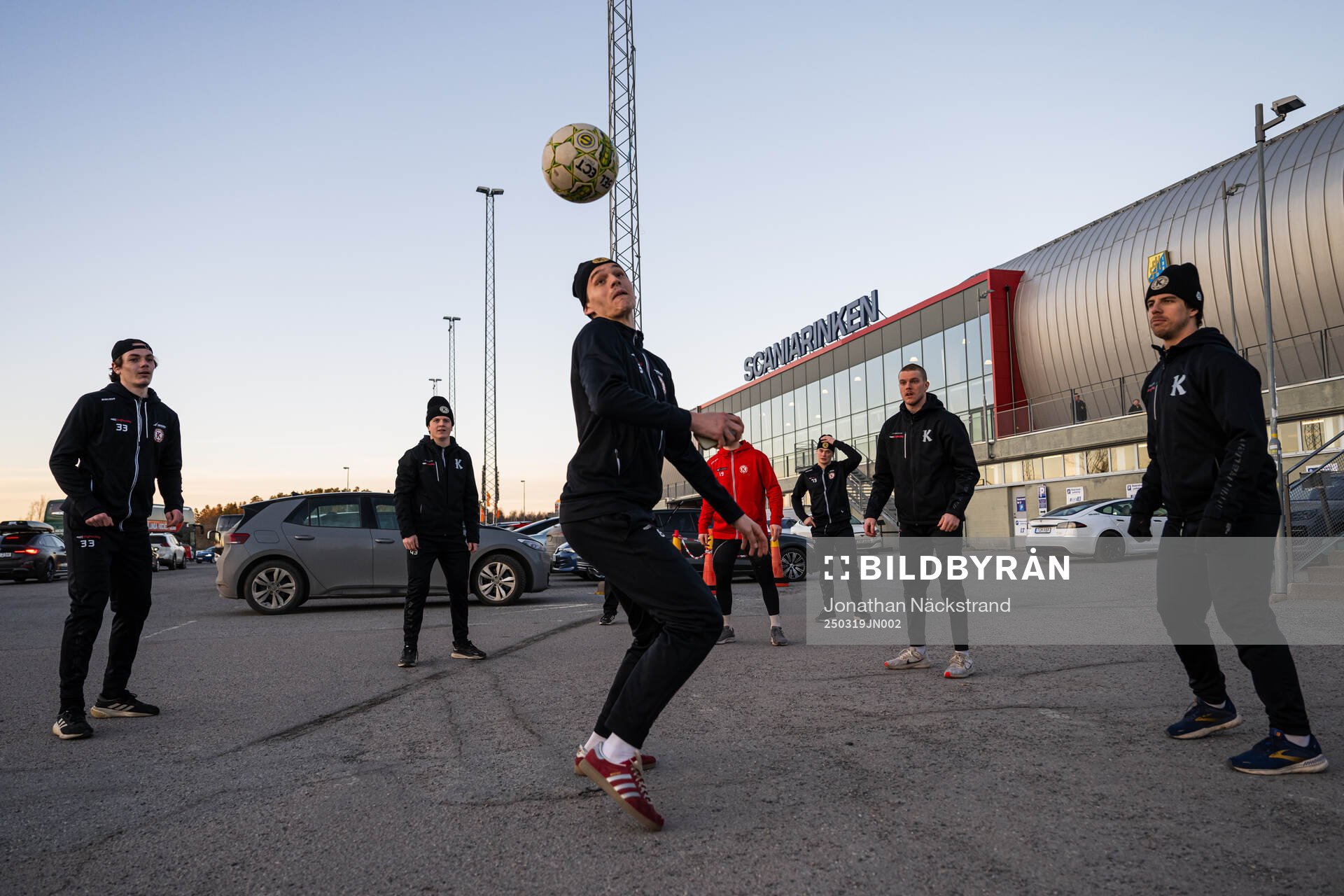 Kalmars spelare värmer upp med fotboll utanför