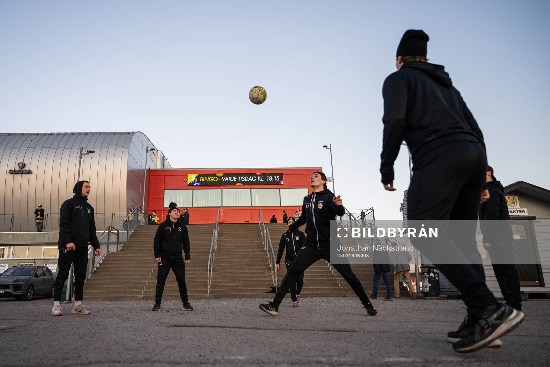 Kalmars spelare värmer upp med fotboll utanför