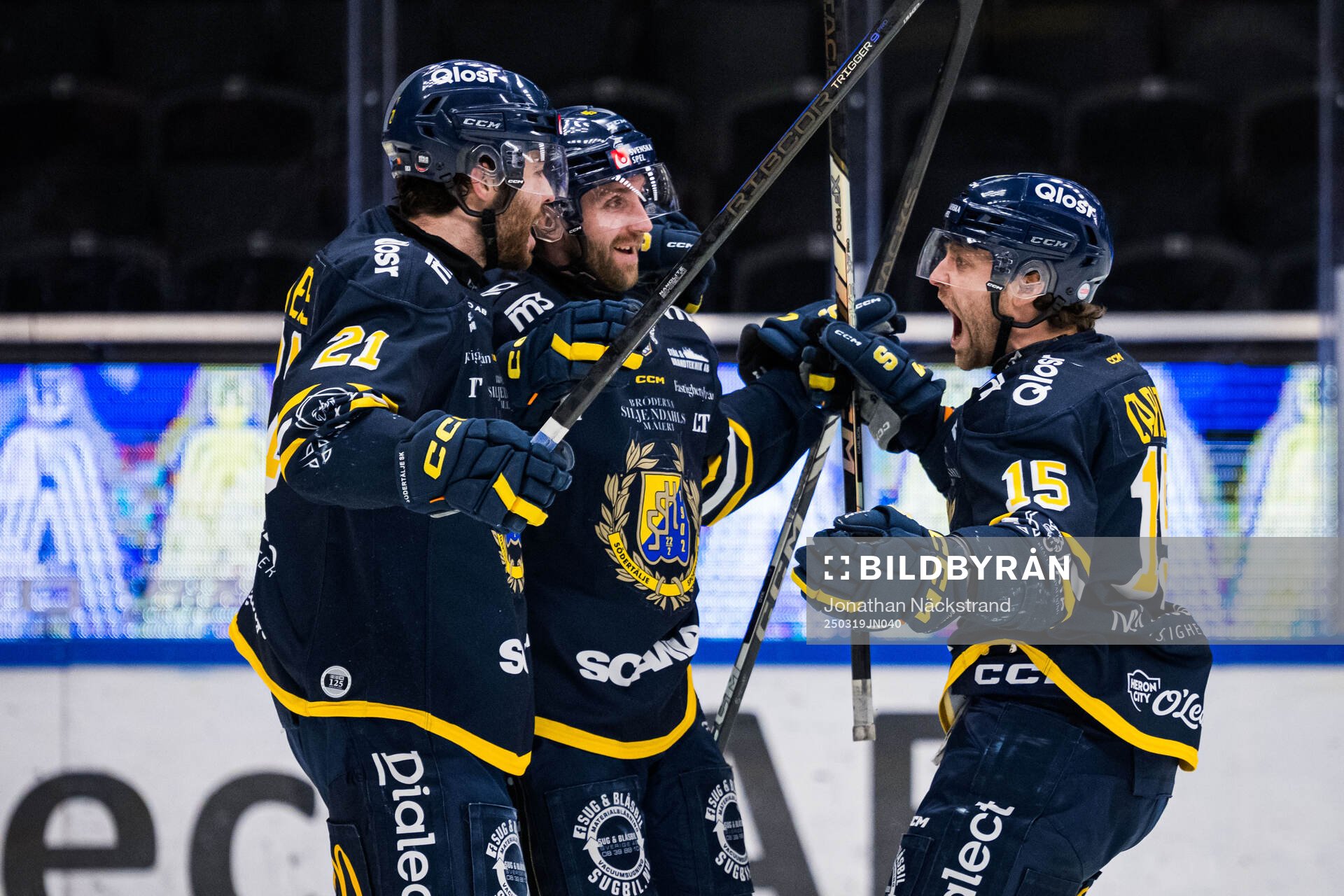 Södertäljes Sebastian Dyk jublar med Nolan Stevens och