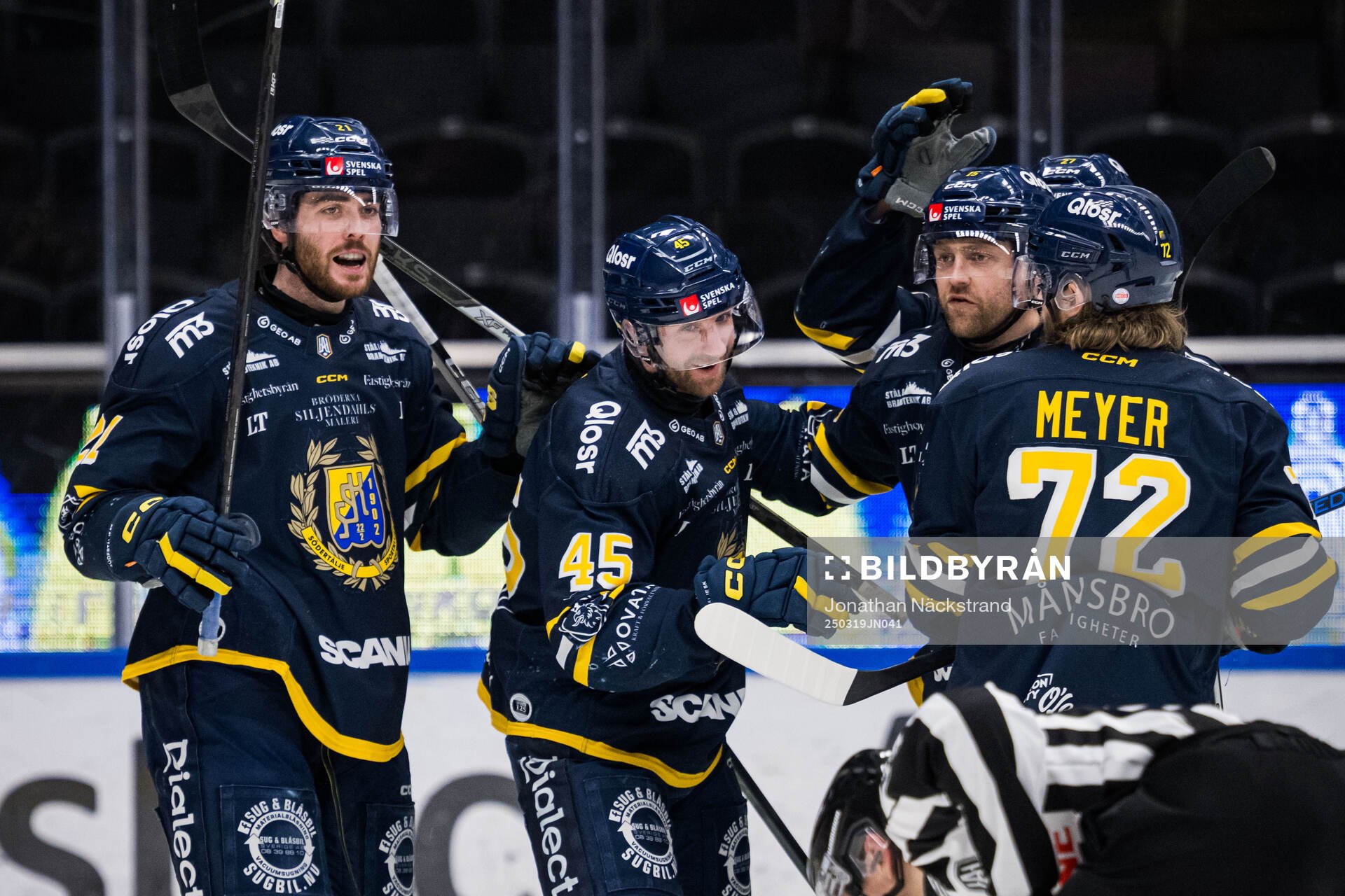 Södertäljes Sebastian Dyk jublar med Nolan Stevens och