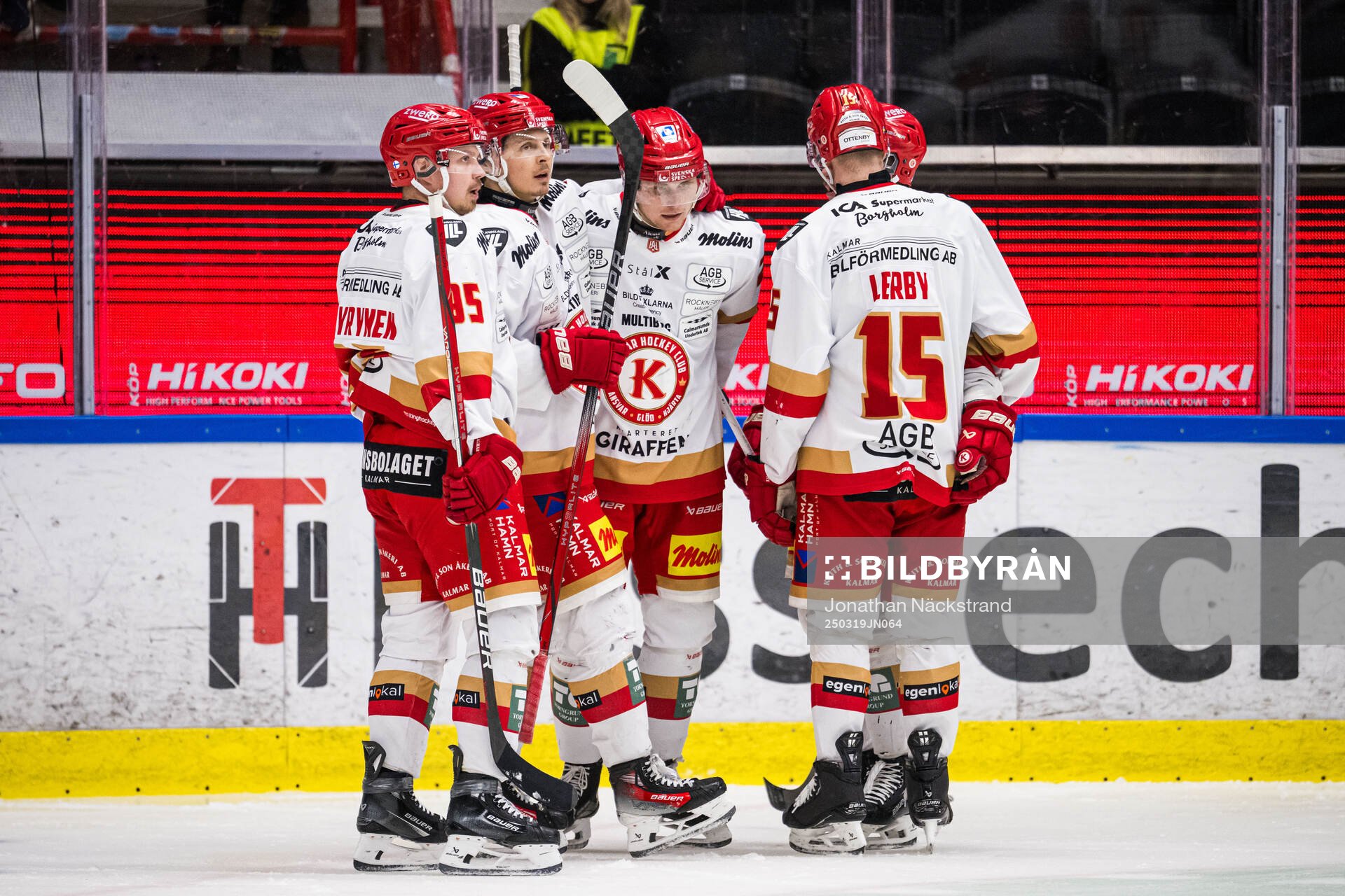 Kalmars John Dahlström jublar med lagkamrater