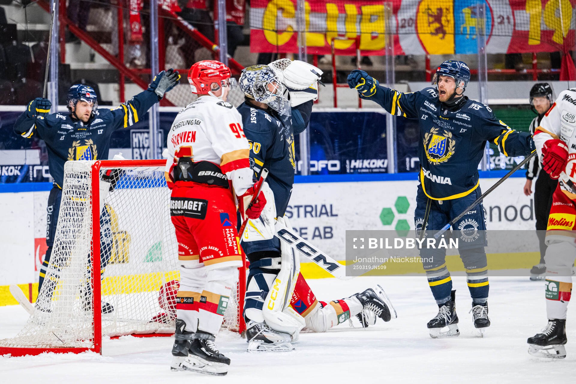 Södertäljes målvakt Frans Tuohimaa jublar med