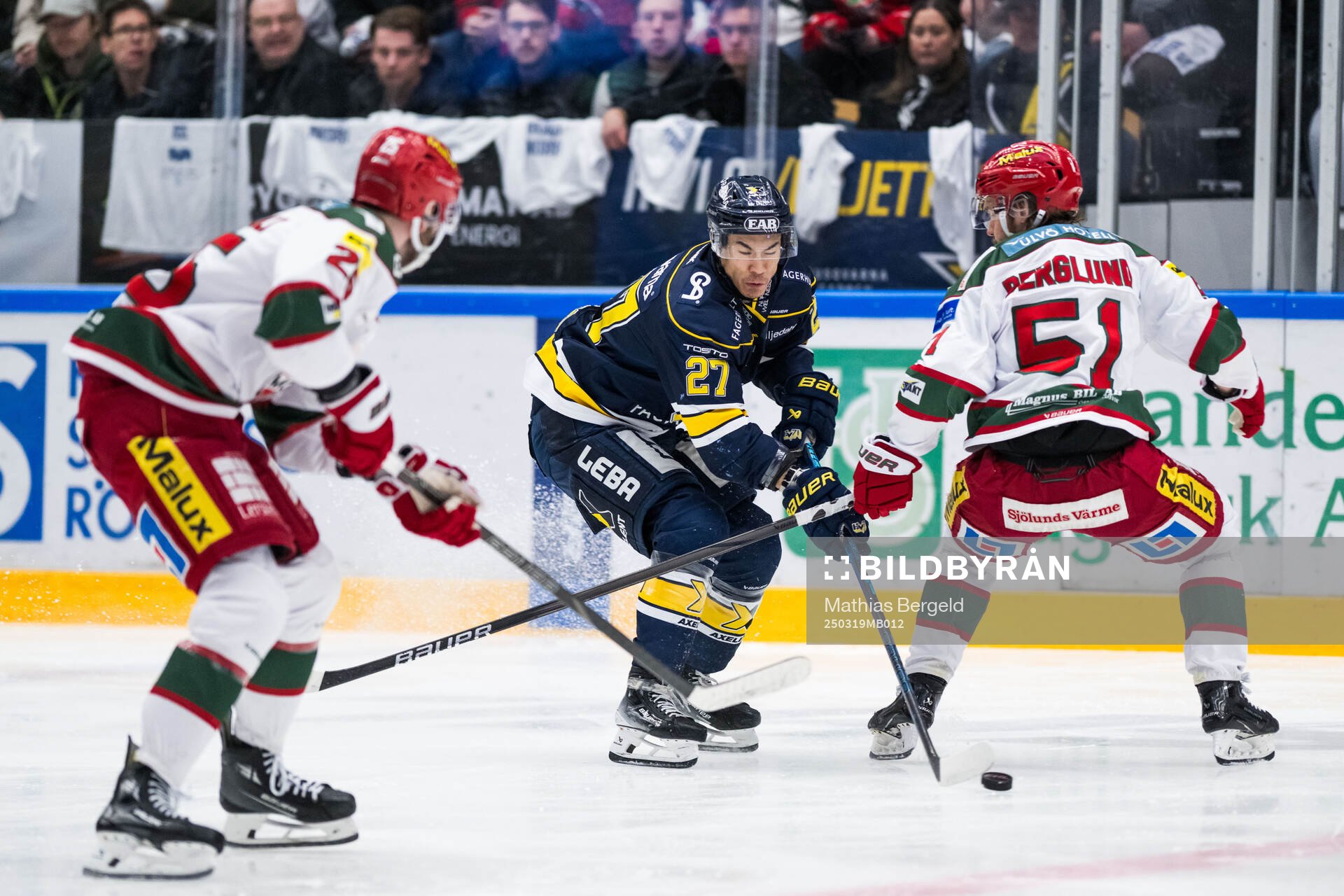 HV71s Jonathan Ang och Modos Victor Berglund