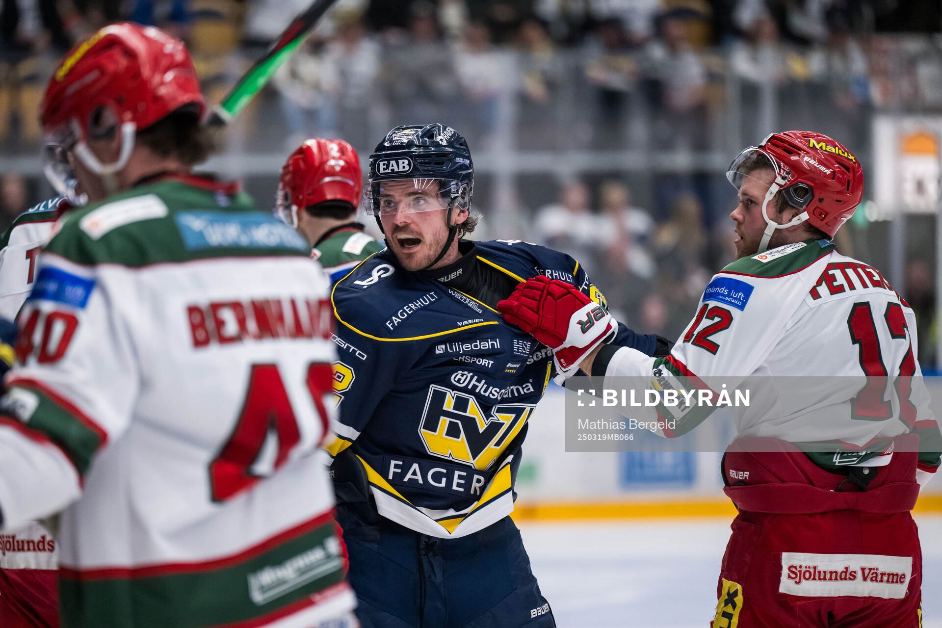 HV71s Oscar Engsund och Modos Oscar Pettersson