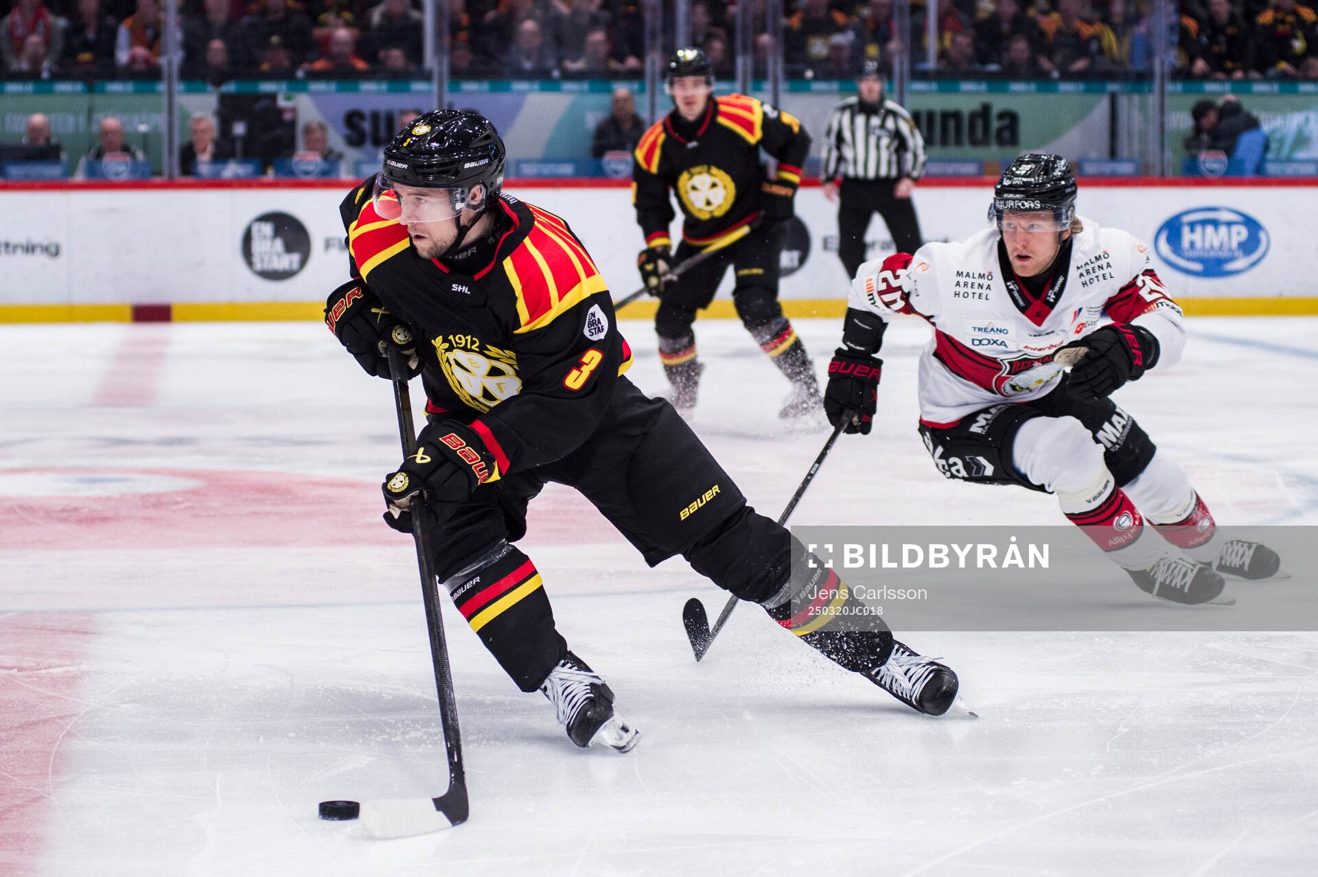 Brynäs Christian Djoos och Malmö Redhawks Thomas Berg