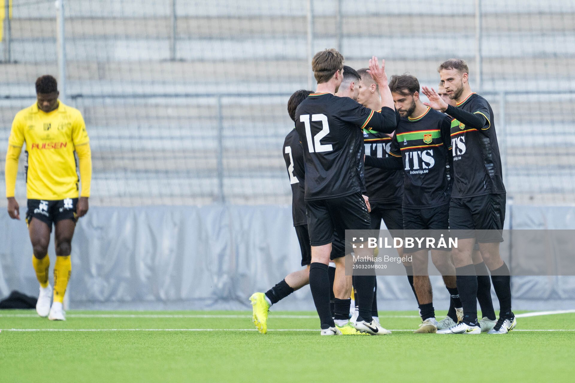 GAISs Edvin Becirovic och Gustav Lundgren jublar efter 0-2 under träningsmatchen i fotboll mellan Elfsborg och GAIS den 20 mars 2025 i Borås.