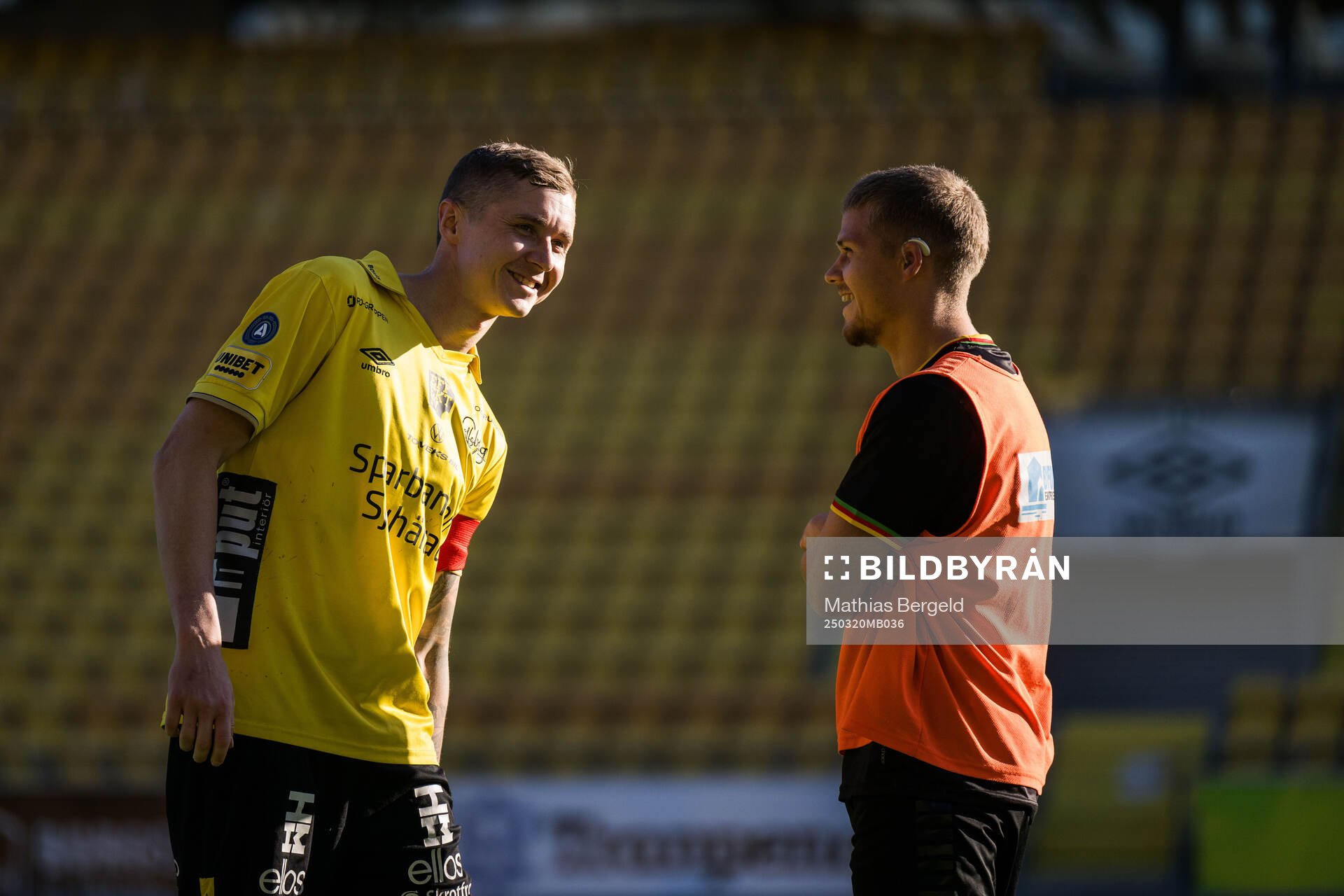 Elfsborgs Sebastian Holmen och GAISs Kevin Holmén efter träningsmatchen i fotboll mellan Elfsborg och GAIS den 20 mars 2025 i Borås. 