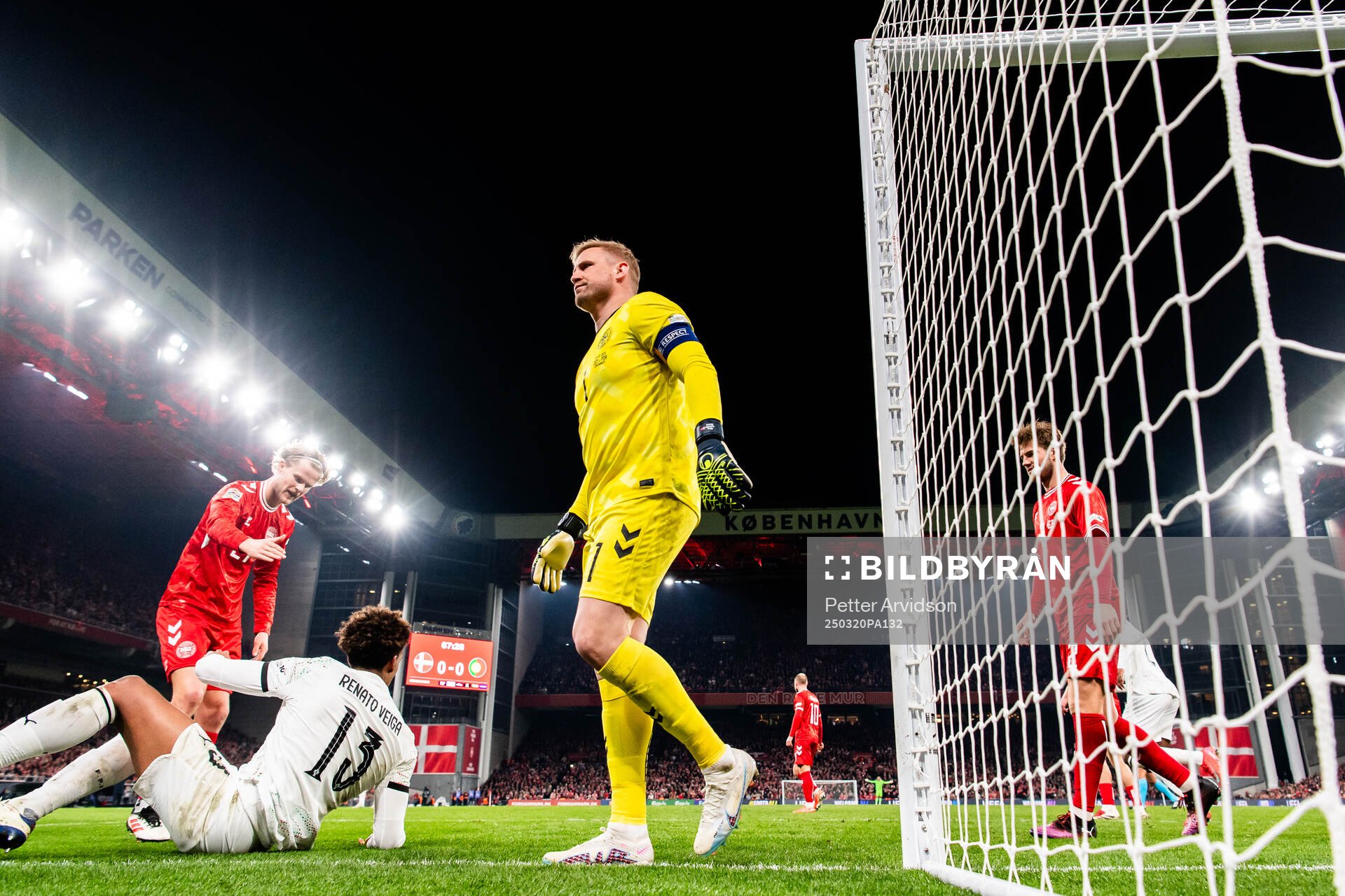 Morten Hjulmand and goalkeeper Kasper Schmeichel of Denmark