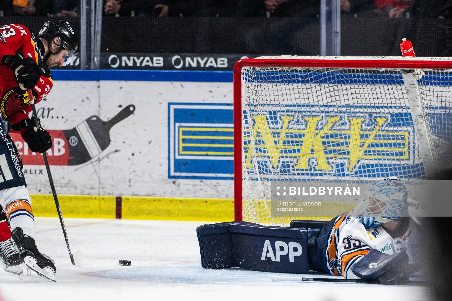 Luleås Albin Lundin gör 1-0 bakom Växjös målvakt Emil