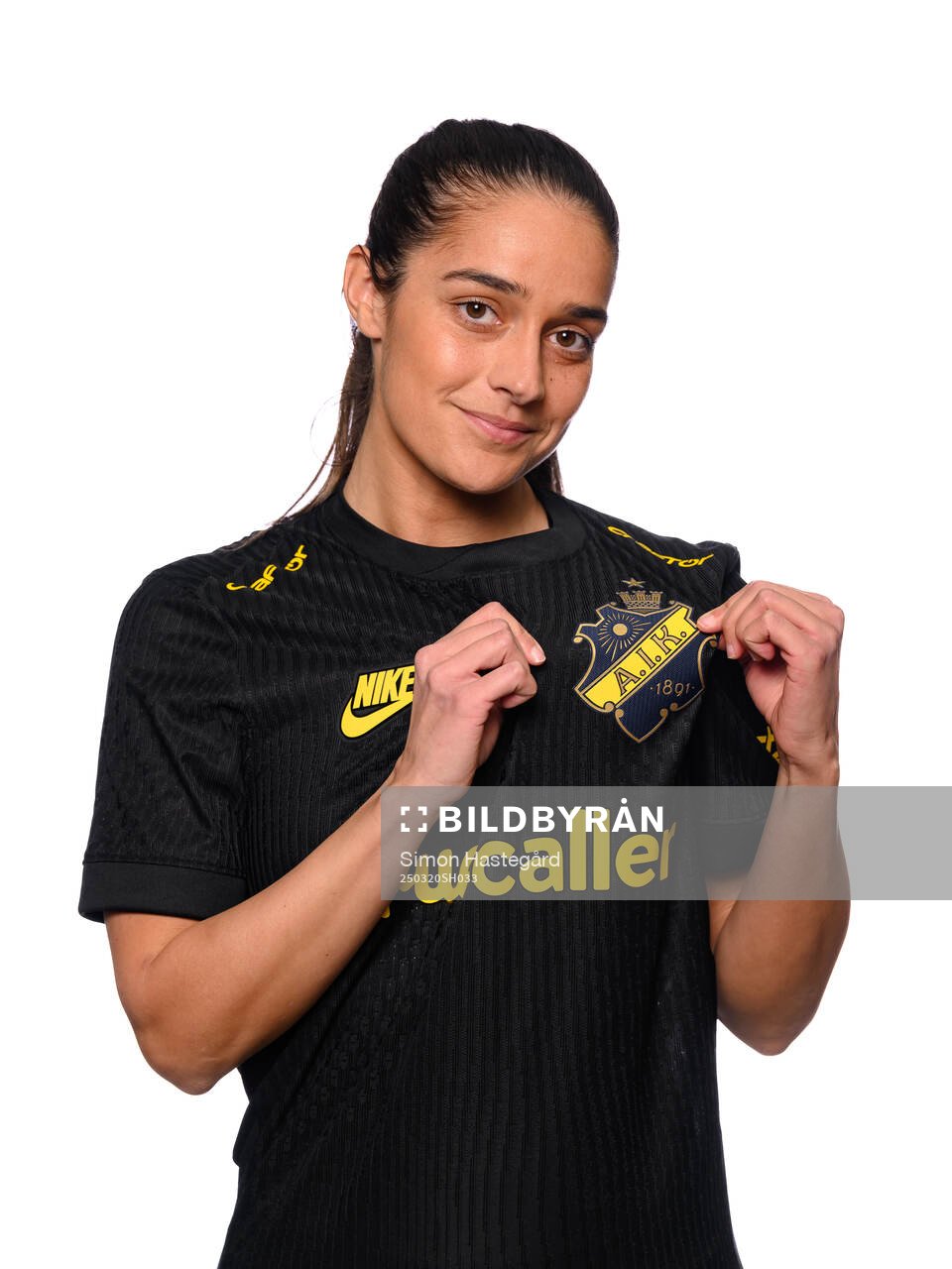 Daniella Famili poserar för porträtt under en fotografering med AIK den 20 mars 2025 i Stockholm. 