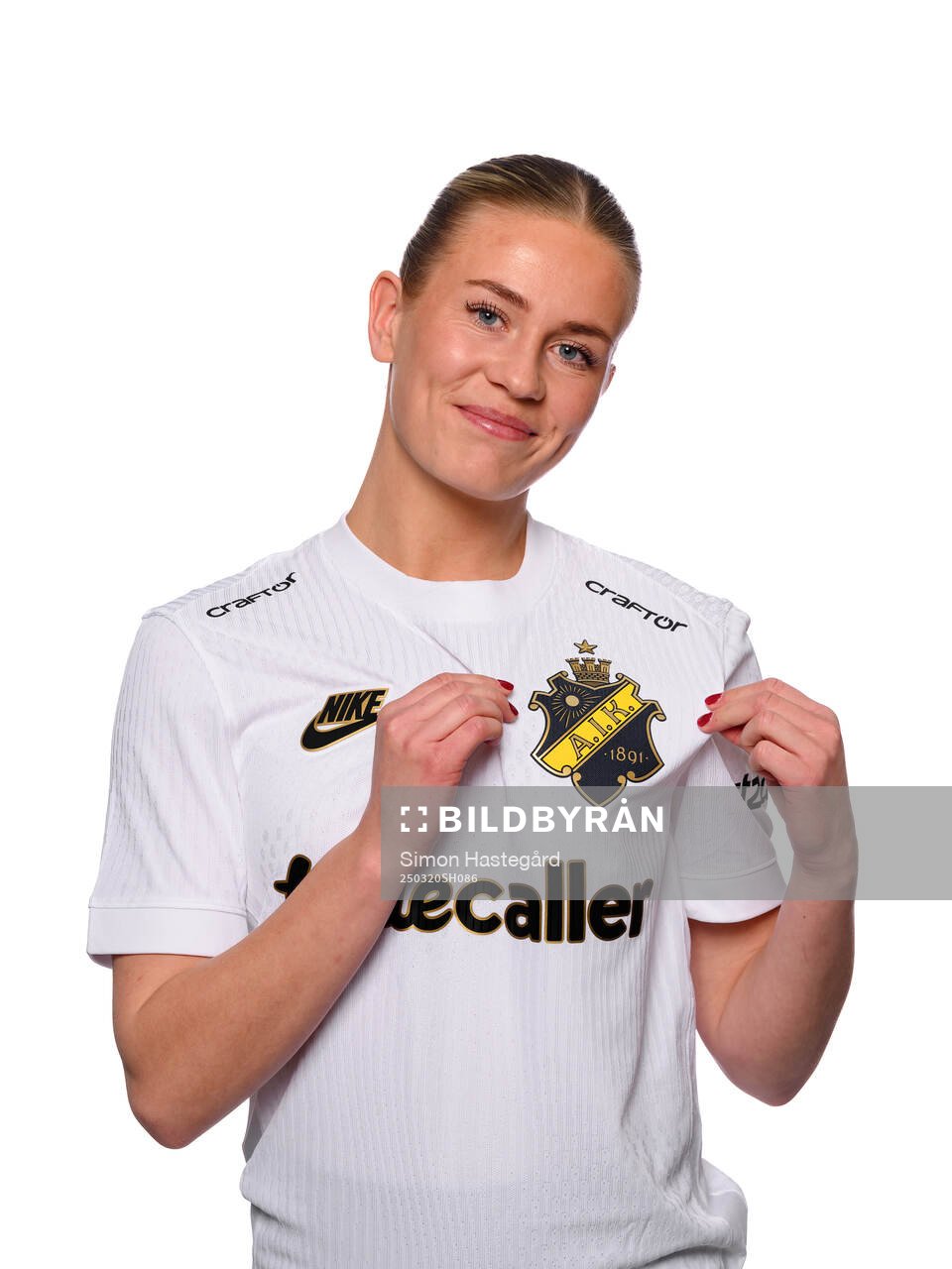 Olivia Lindstedt poserar för porträtt under en fotografering med AIK den 20 mars 2025 i Stockholm. 