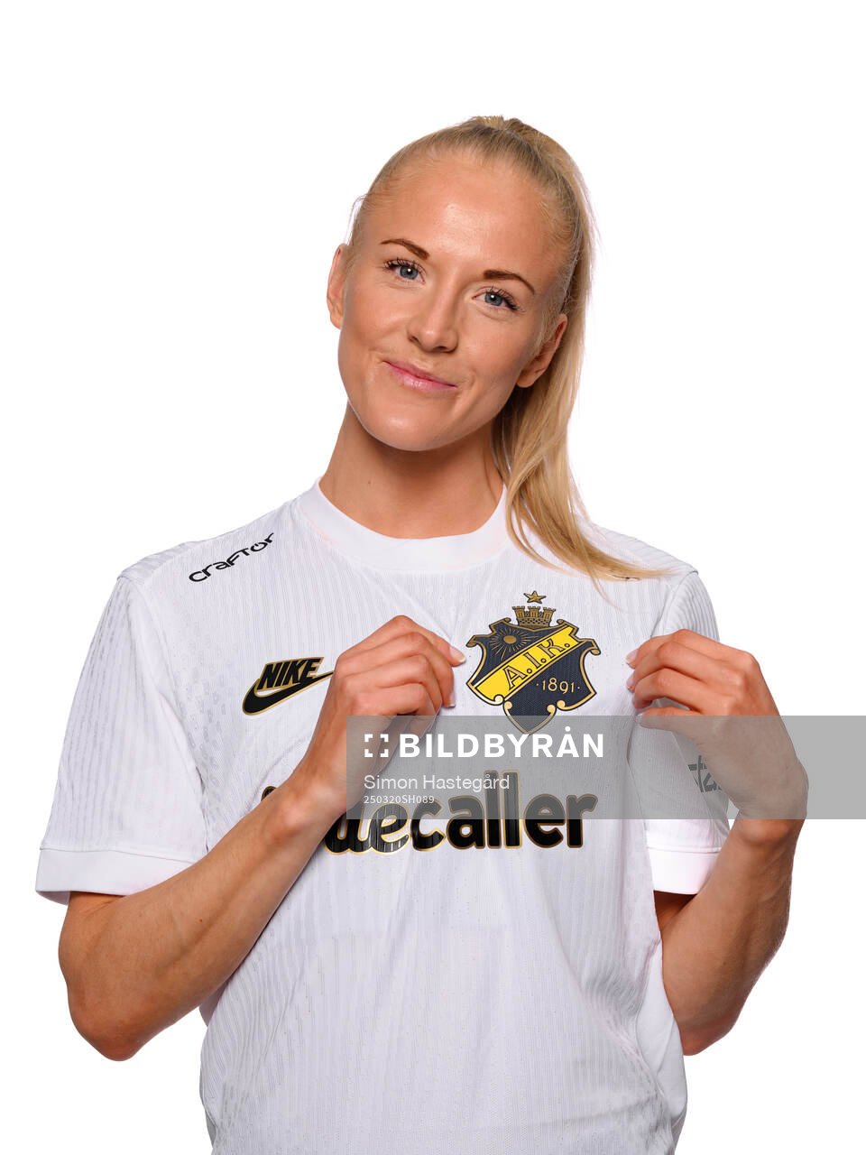 Moa Sjöström poserar för porträtt under en fotografering med AIK den 20 mars 2025 i Stockholm. 