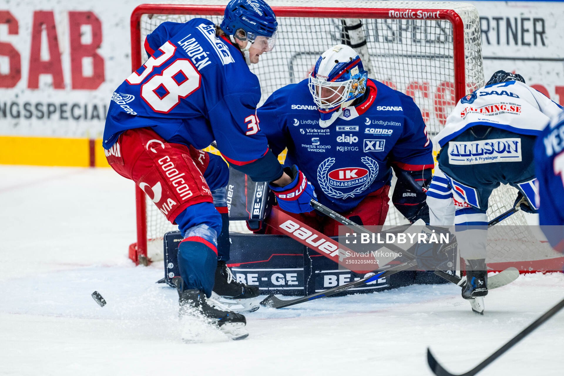 Oskarshamns Axel Landén och målvakt Evan Cowley och