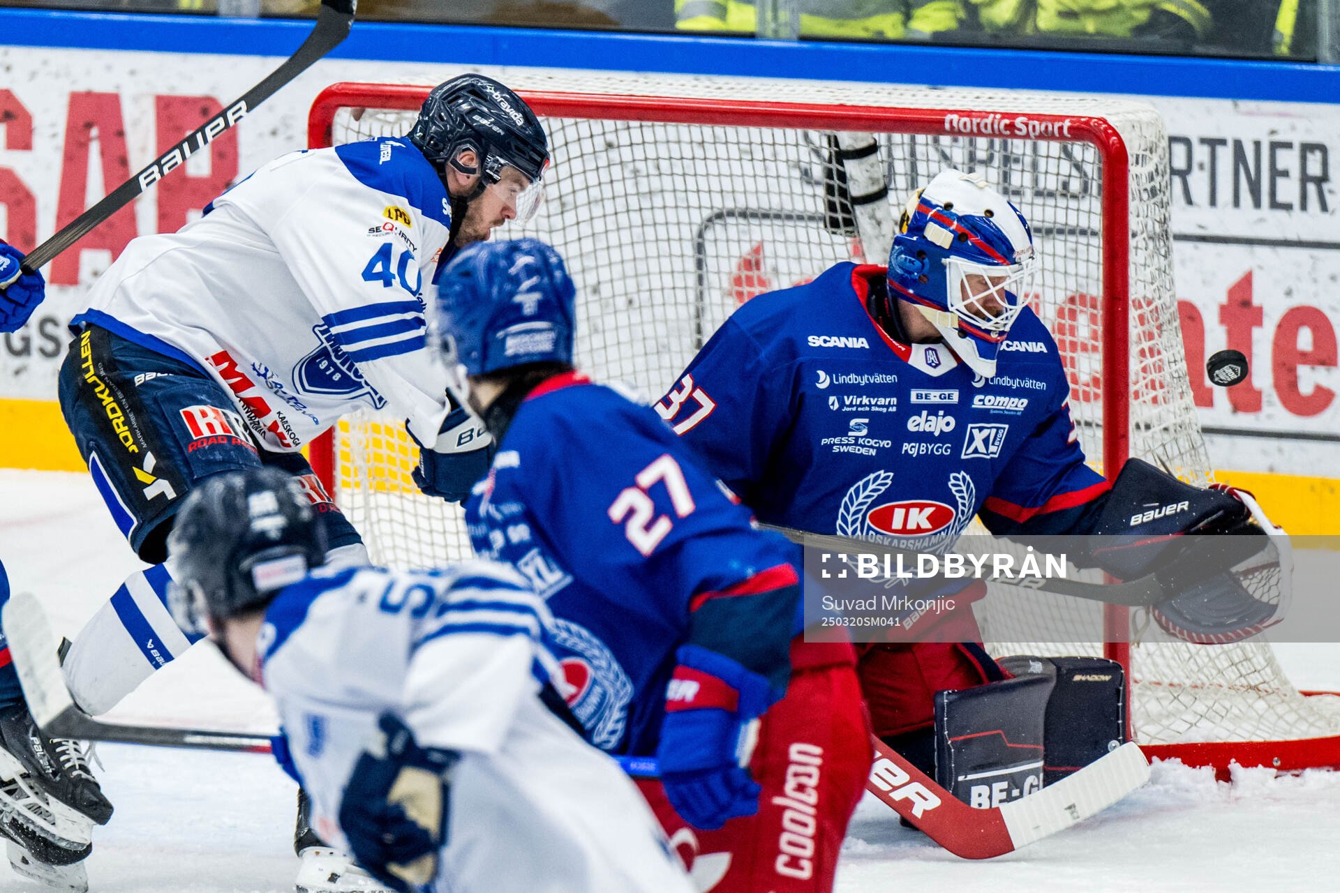 Karlskogas Kalle Jellvert och Oskarshamns målvakt Evan