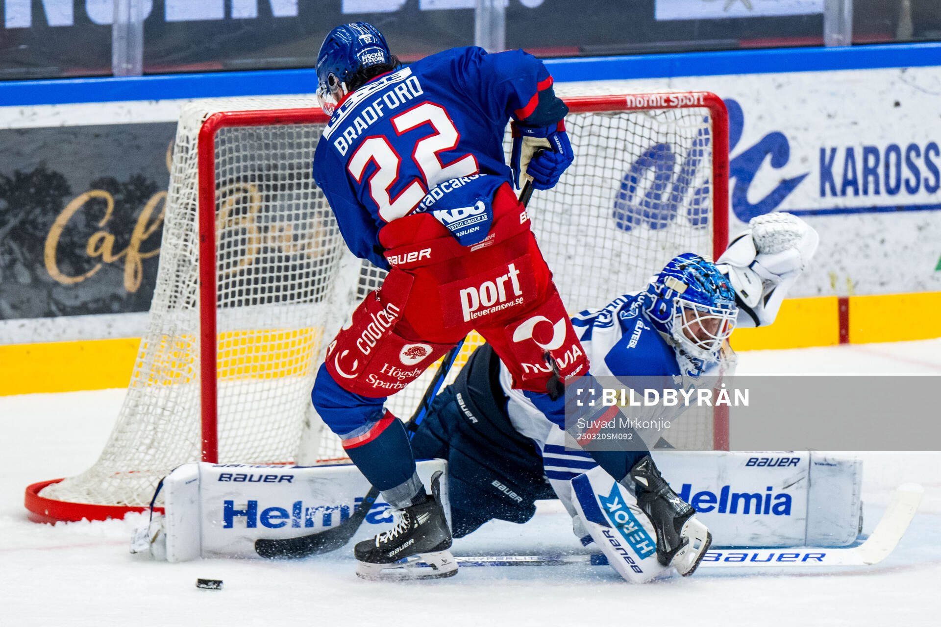 Oskarshamns Erik Reed Bradford och Karlskogas målvakt Lars
