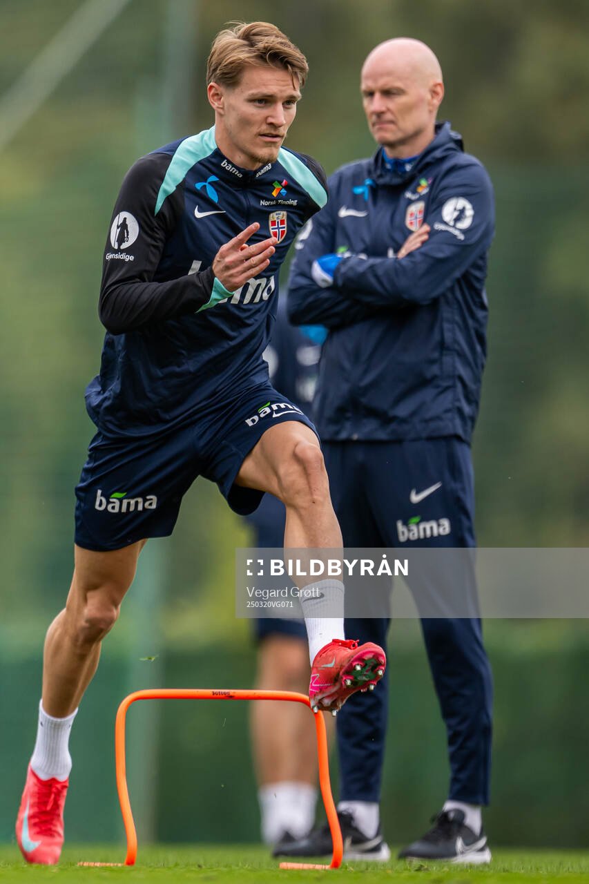 Martin Ødegaard and Ståle Solbakken, head coach of the
