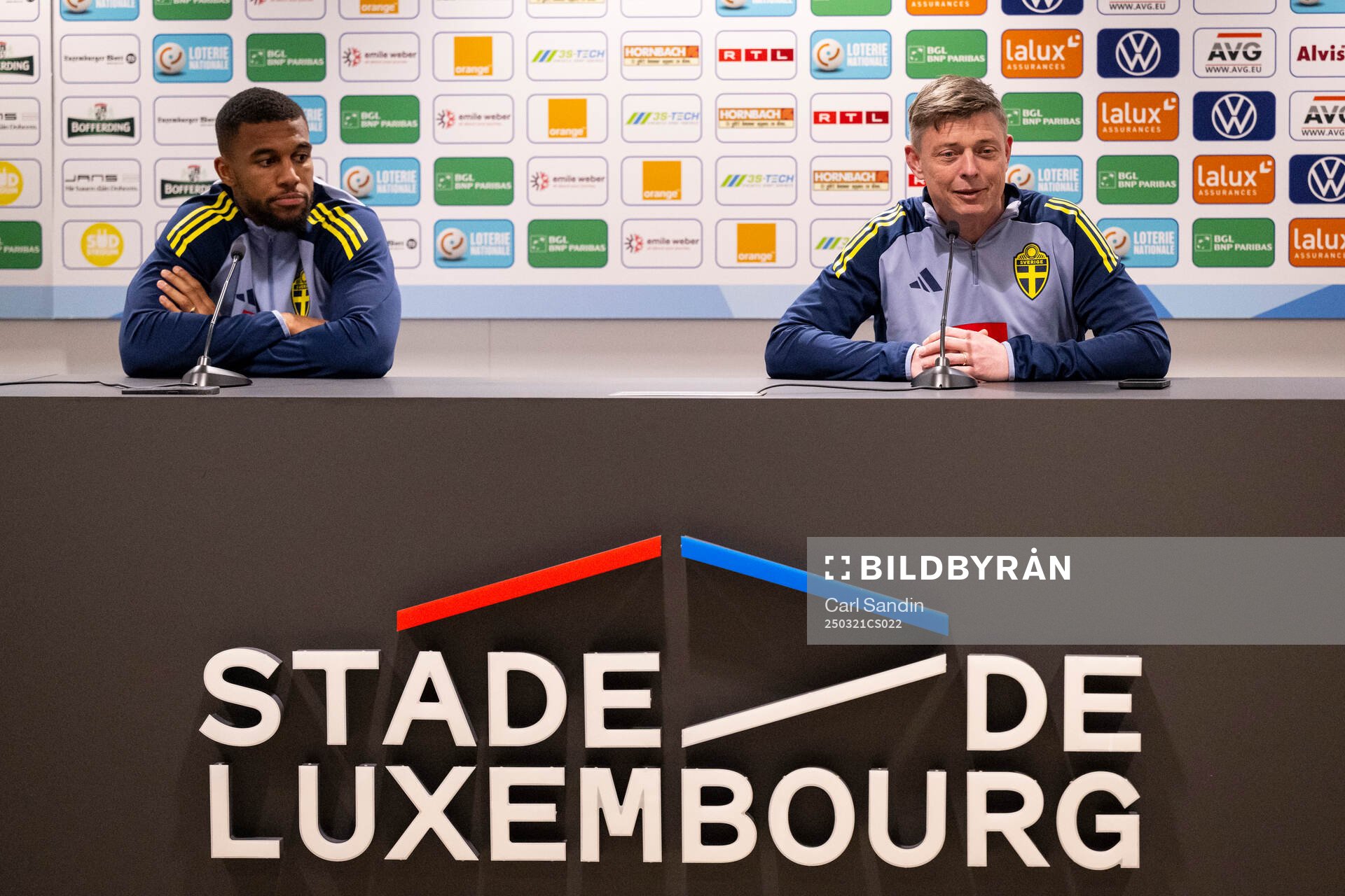 Isak Hien and head coach Jon Dahl Tomasson of the Swedish