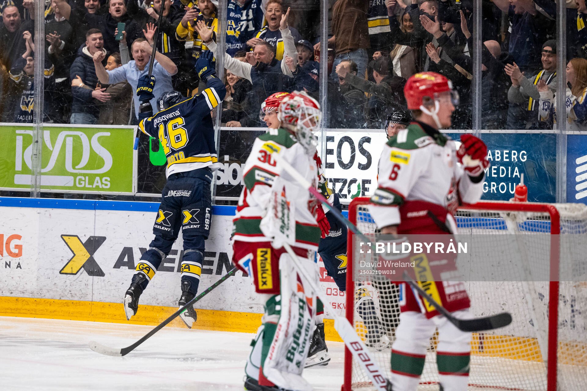 HV71s Joona Luoto jublar