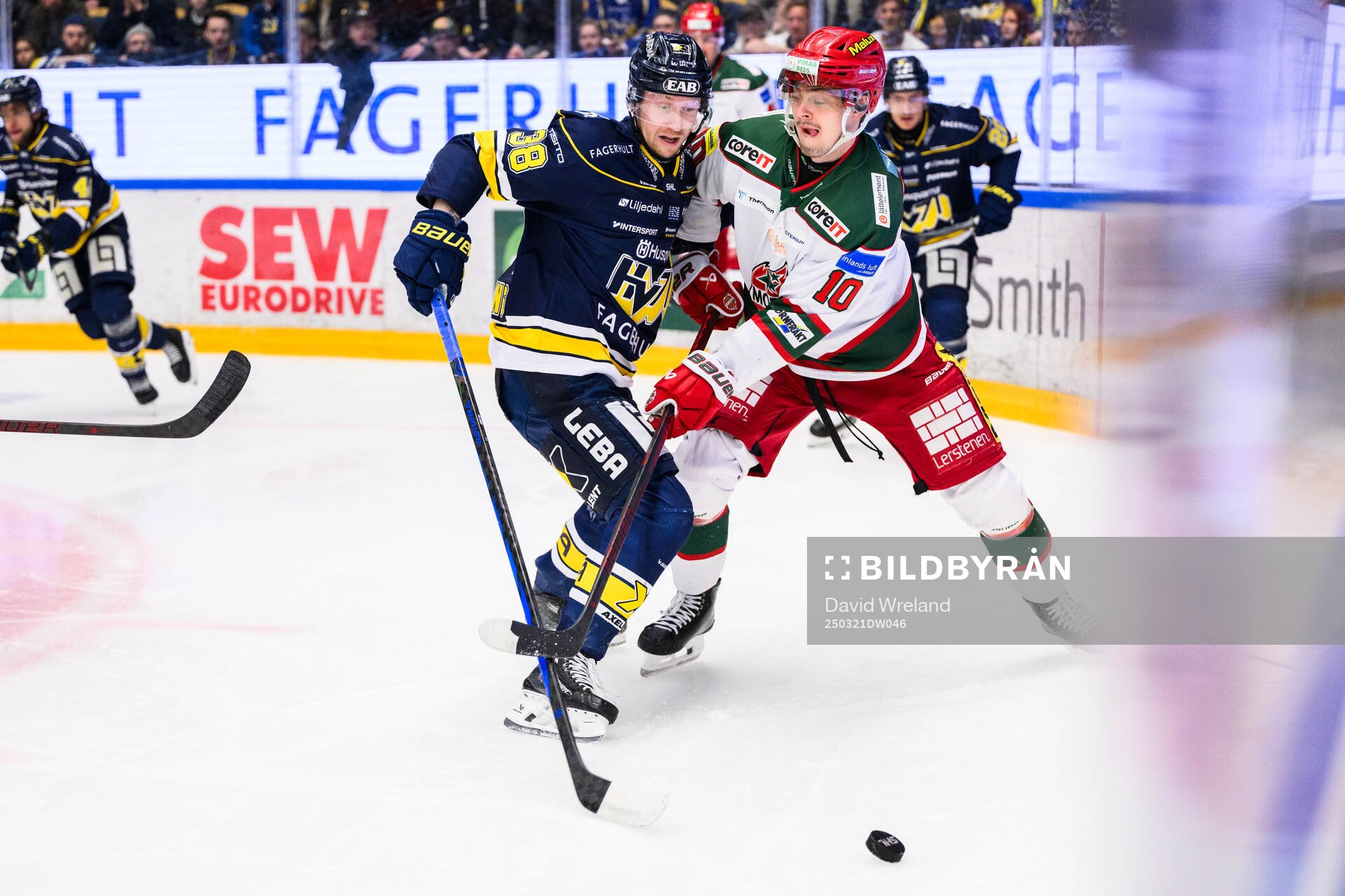 HV71s Olle Alsing och Modos Sampo Ranta